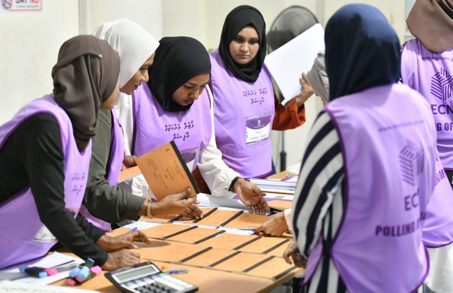 މާލެ: އޭޕްރިލް 6، 2019: މަޖިލިސް އިންތިހާބުގައި ވޯޓުލާ މަރުކަޒެއްގައި އޮފިޝަލުންތަކެއް ހަރަކާތްތެރިވަނީ.-- ފޮޓޯ: ހުސެން ވަހީދު /މިހާރު