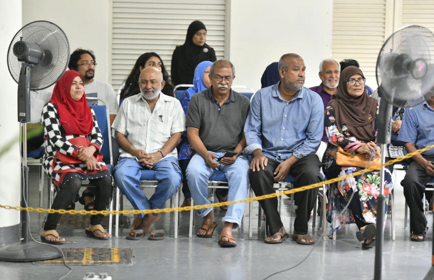 މާލެ: އޭޕްރިލް 6، 2019: މަޖިލިސް އިންތިހާބުގައި ވޯޓުލާ މަރުކަޒެއްގައި ބަޔަކު ވޯޓުލުމަށް އިށީންދެލައިގެން.-- ފޮޓޯ: ހުސެން ވަހީދު /މިހާރު