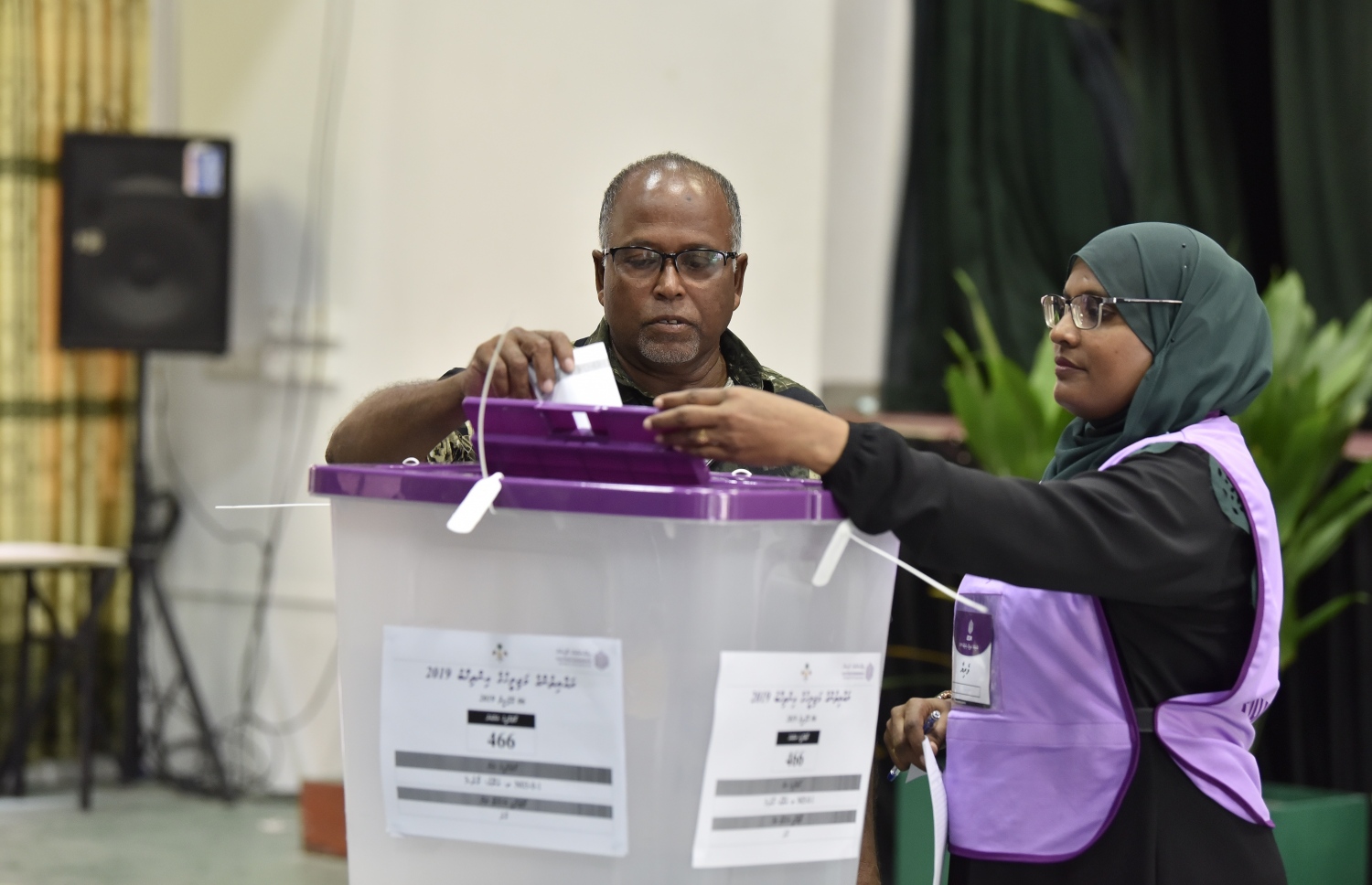 މާލެ: އޭޕްރިލް 6، 2019: މަޖިލިސް އިންތިހާބުގައި ވޯޓުލާ މަރުކަޒެއްގައި މީހަކު ވޯޓުފޮއްޓަށް ވޯޓުލަނީ.-- ފޮޓޯ: ނިޝާން އަލީ /މިހާރު