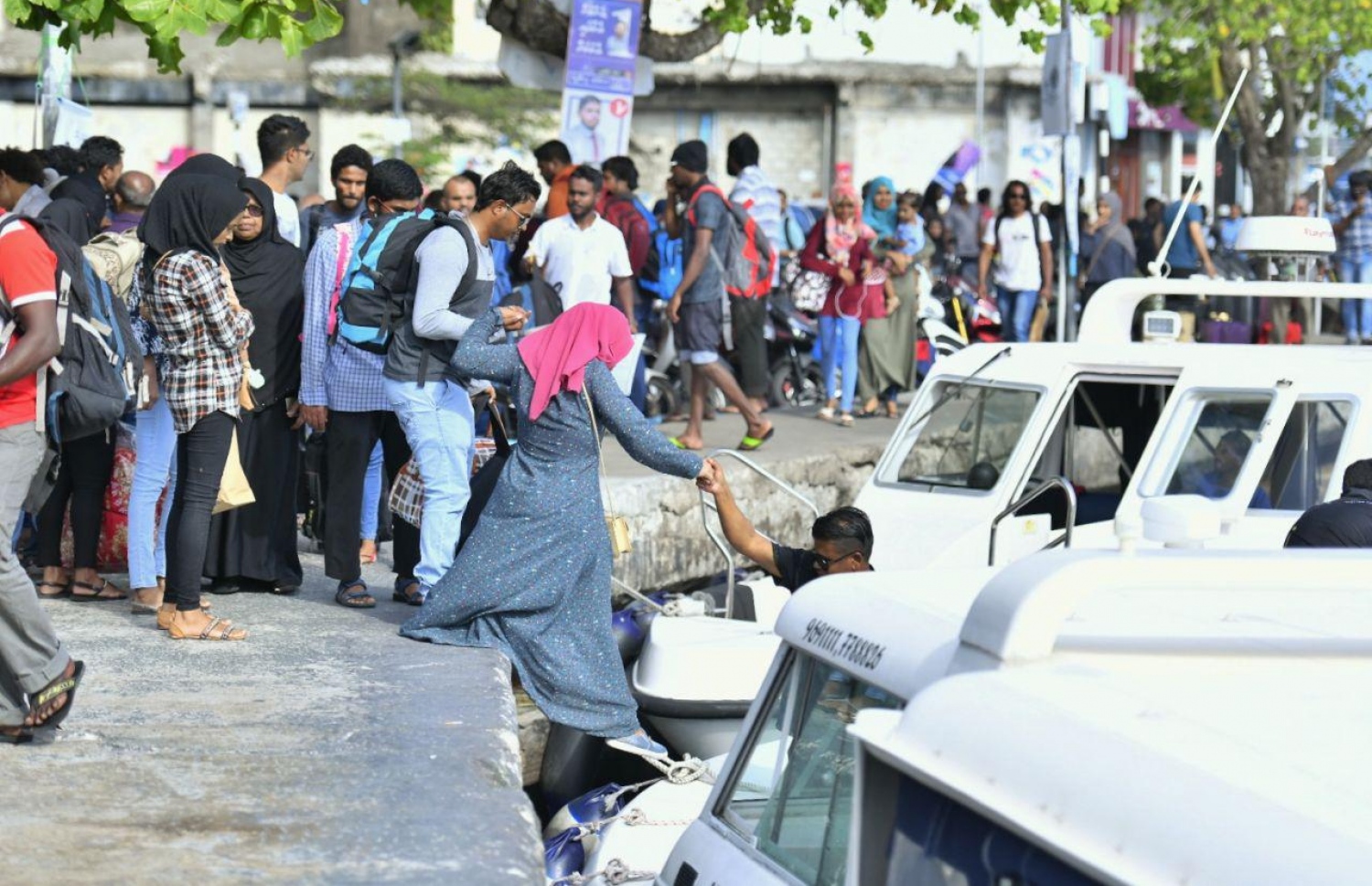 މާލެ: އޭޕްރިލް 6، 2019: މަޖިލިސް އިންތިހާބުގައި ވޯޓުލުމަށްޓަކައި ބަޔަކު ފުރަން ލޯންޗަށް އަރަނީ.-- ފޮޓޯ: ހުސެން ވަހީދު /މިހާރު