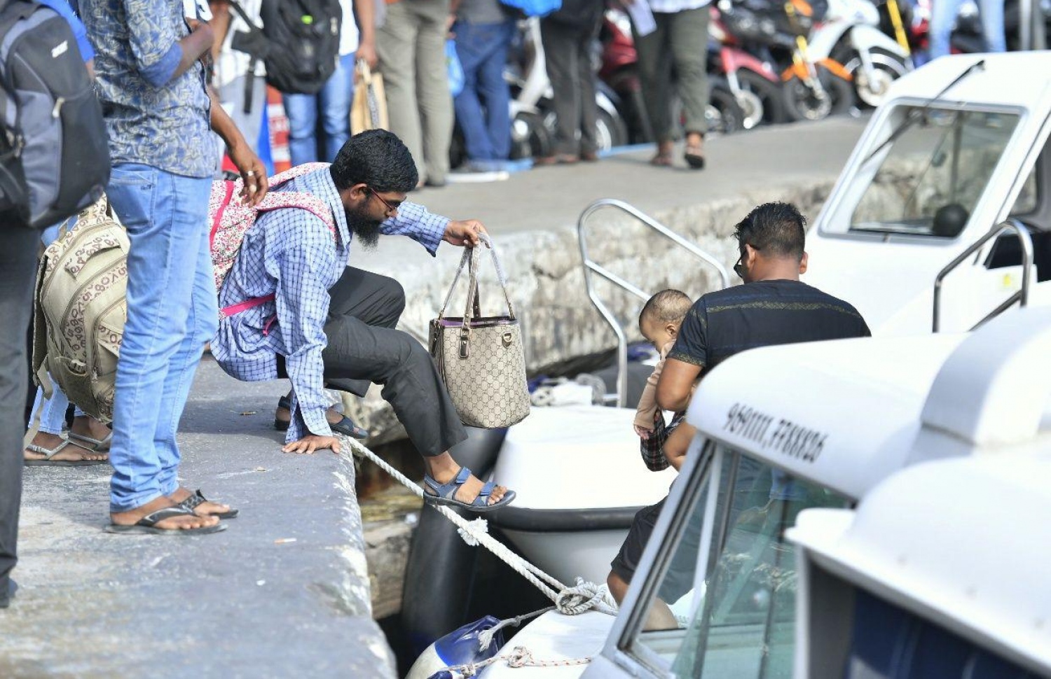 މާލެ: އޭޕްރިލް 6، 2019: މަޖިލިސް އިންތިހާބުގައި ވޯޓުލުމަށްޓަކައި ބަޔަކު ފުރަން ލޯންޗަށް އަރަނީ.-- ފޮޓޯ: ހުސެން ވަހީދު /މިހާރު