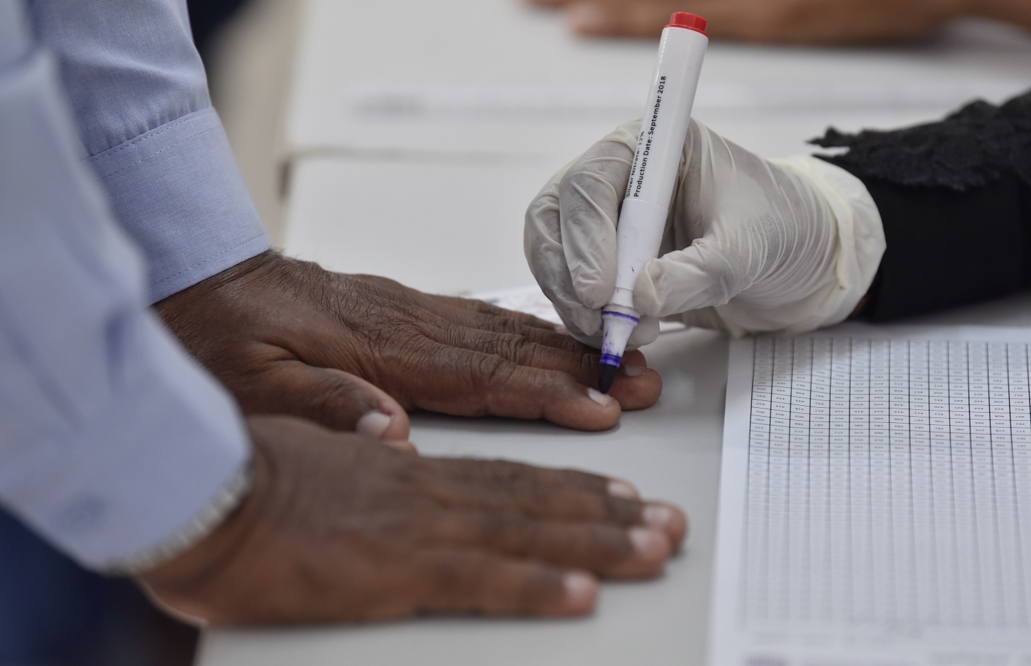 މާލެ: އޭޕްރިލް 6، 2019: މަޖިލިސް އިންތިހާބުގައި އަމީނިއްޔާ ސްކޫލުގައި ބަހައްޓާފައިވާ ތ. އަތޮޅުގެ ވޯޓު ފޮއްޓަކަށް ވޯޓުލީ މީހެއްގެ އިނގިލީގައި ވޯޓުލީކަމުގެ ފާހަގަ ޖަހަނީ.-- ފޮޓޯ: ނިޝާން އަލީ /މިހާރު