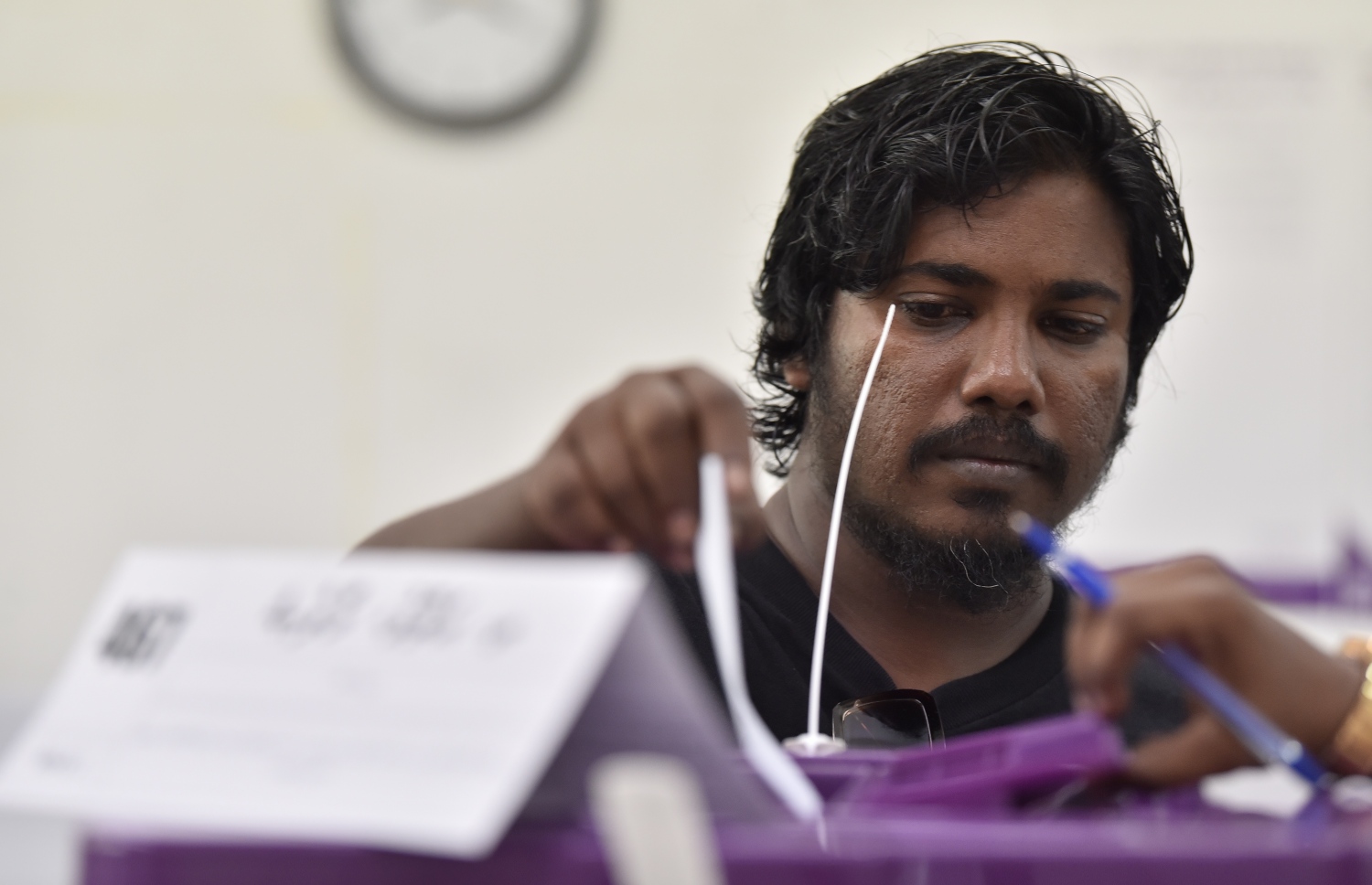 މާލެ: އޭޕްރިލް 6، 2019: މަޖިލިސް އިންތިހާބުގައި އަމީނިއްޔާ ސްކޫލުގައި ބަހައްޓާފައިވާ ތ. އަތޮޅުގެ ވޯޓު ފޮއްޓަކަށް މީހަކު ވޯޓުލަނީ.-- ފޮޓޯ: ނިޝާން އަލީ /މިހާރު