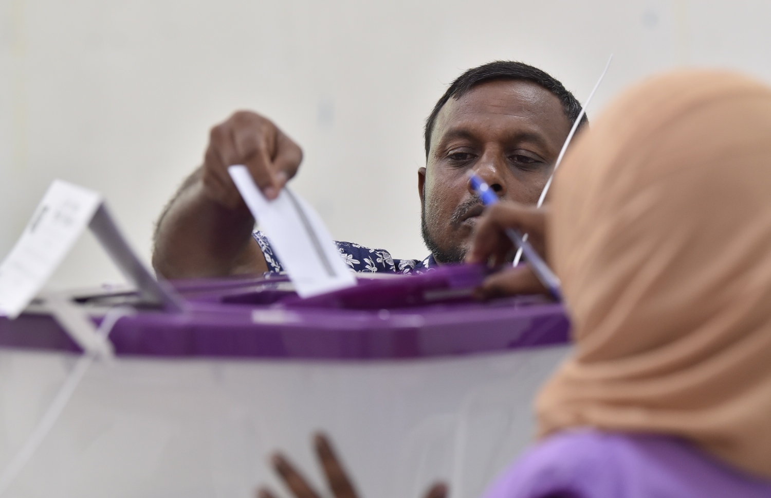 މާލެ: އޭޕްރިލް 6، 2019: މަޖިލިސް އިންތިހާބުގައި އަމީނިއްޔާ ސްކޫލުގައި ބަހައްޓާފައިވާ ތ. އަތޮޅުގެ ވޯޓު ފޮއްޓަކަށް މީހަކު ވޯޓުލަނީ.-- ފޮޓޯ: ނިޝާން އަލީ /މިހާރު