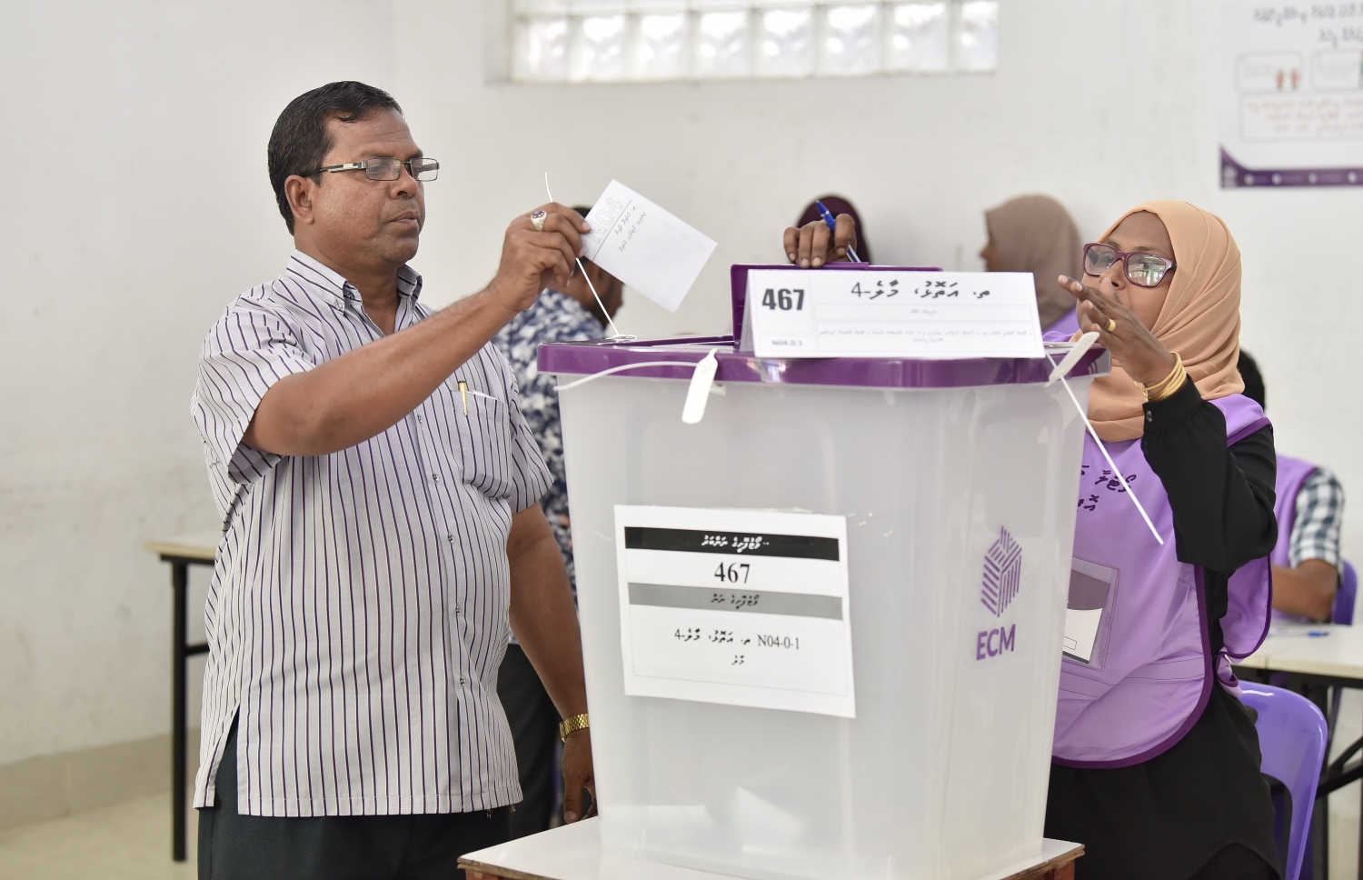 މާލެ: އޭޕްރިލް 6، 2019: މަޖިލިސް އިންތިހާބުގައި އަމީނިއްޔާ ސްކޫލުގައި ބަހައްޓާފައިވާ ތ. އަތޮޅުގެ ވޯޓު ފޮއްޓަކަށް މީހަކު ވޯޓުލަނީ.-- ފޮޓޯ: ނިޝާން އަލީ /މިހާރު