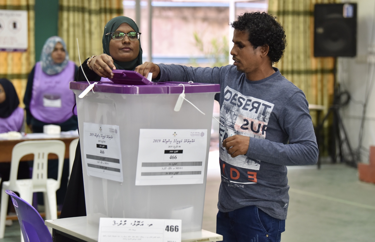 މާލެ: އޭޕްރިލް 6، 2019: މަޖިލިސް އިންތިހާބުގައި އަމީނިއްޔާ ސްކޫލުގައި ބަހައްޓާފައިވާ ތ. އަތޮޅުގެ ވޯޓު ފޮއްޓަކަށް މީހަކު ވޯޓުލަނީ.-- ފޮޓޯ: ނިޝާން އަލީ /މިހާރު