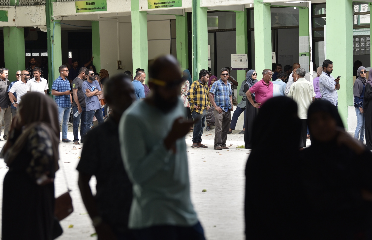 މާލެ: އޭޕްރިލް 6، 2019: މަޖިލިސް އިންތިހާބުގައި އަމީނިއްޔާ ސްކޫލުގައި ބަހައްޓާފައިވާ ތ. އަތޮޅުގެ ވޯޓު ފޮއްޓަކަށް ވޯޓުލުމަށް ބަޔަކު ކިޔޫ ހަދާފައި.-- ފޮޓޯ: ނިޝާން އަލީ /މިހާރު