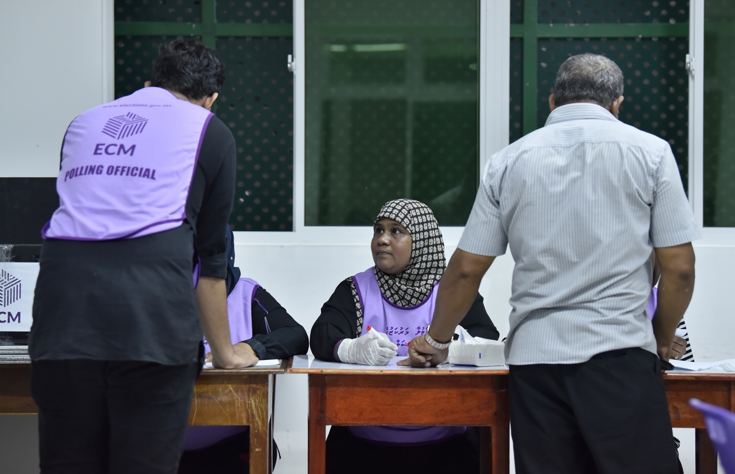 މާލެ: އޭޕްރިލް 6، 2019: މަޖިލިސް އިންތިހާބުގައި އަމީނިއްޔާ ސްކޫލުގައި ބަހައްޓާފައިވާ ތ. އަތޮޅުގެ ވޯޓު ފޮއްޓަކަށް ވޯޓުލުމަށް ގޮސްހުރި މީހެއްގެ އިނގިލީގައި ވޯޓުލީކަމުގެ ފާހަގަ ޖަހަނީ.-- ފޮޓޯ: ނިޝާން އަލީ /މިހާރު