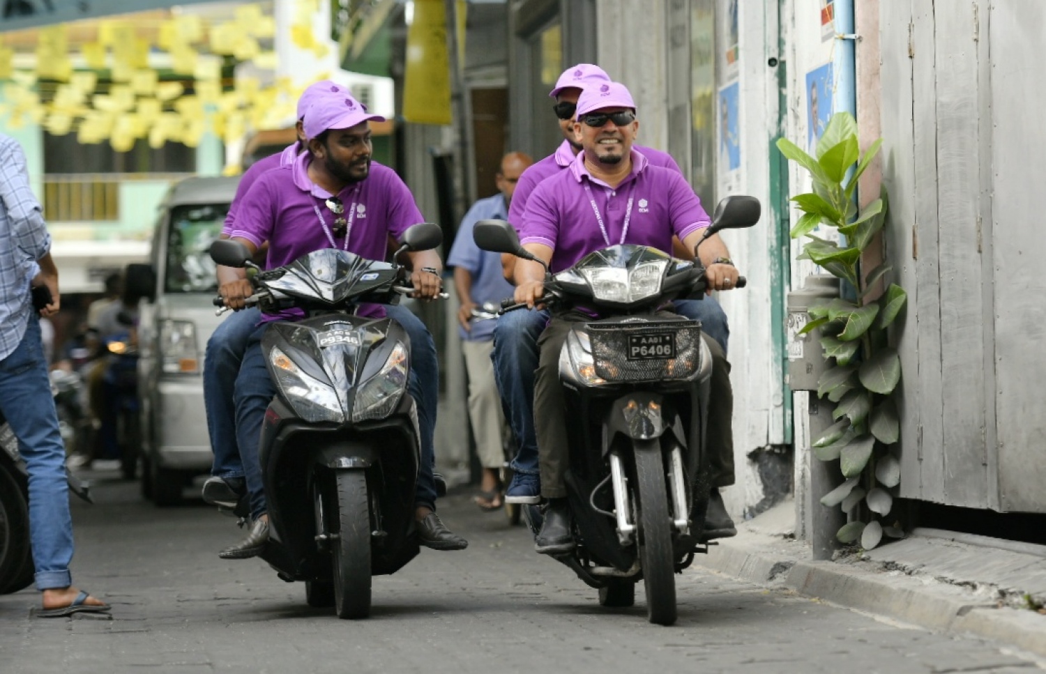 މާލެ: އޭޕްރިލް 6، 2019: މަޖިލިސް އިންތިހާބުގައި ވޯޓުލަމުންދާއިރު، އިލެކްޝަންސް ކޮމިޝަންގެ މެމްބަރުން ވޯޓުލާ މަރުކަޒުތަކުގައި ކަންތައްތައް ކުރިއަށްދާގޮތް ބެއްލެވުމަށް ވަޑައިގަންނަވަނީ.-- ފޮޓޯ: ހުސެން ވަހީދު /މިހާރު