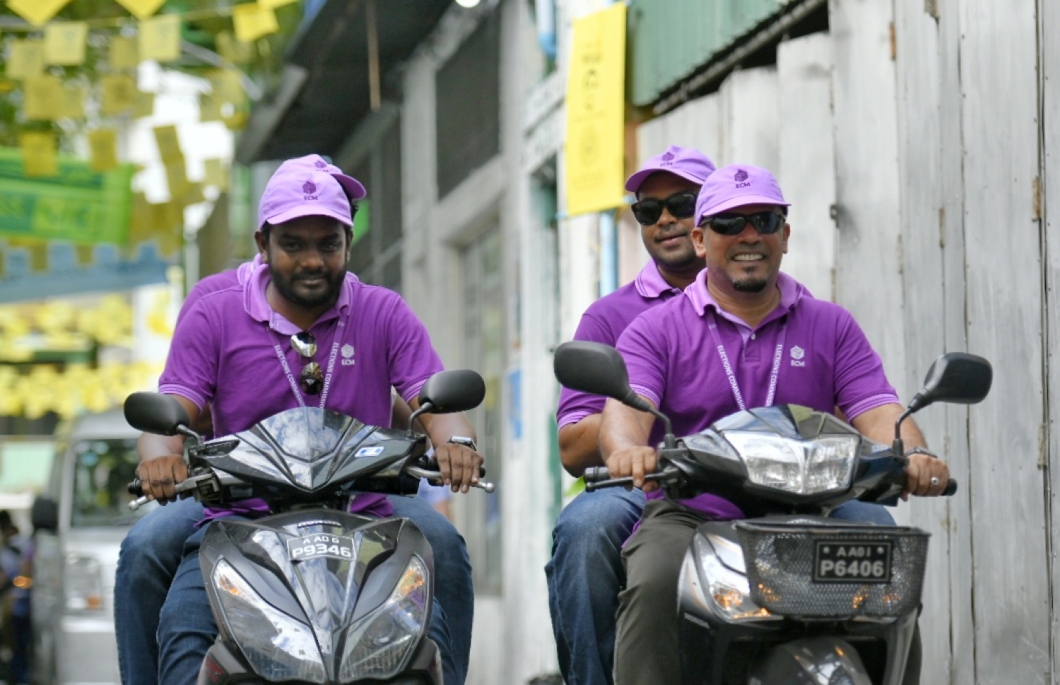 މާލެ: އޭޕްރިލް 6، 2019: މަޖިލިސް އިންތިހާބުގައި ވޯޓުލަމުންދާއިރު، އިލެކްޝަންސް ކޮމިޝަންގެ މެމްބަރުން ވޯޓުލާ މަރުކަޒުތަކުގައި ކަންތައްތައް ކުރިއަށްދާގޮތް ބެއްލެވުމަށް ވަޑައިގަންނަވަނީ.-- ފޮޓޯ: ހުސެން ވަހީދު /މިހާރު