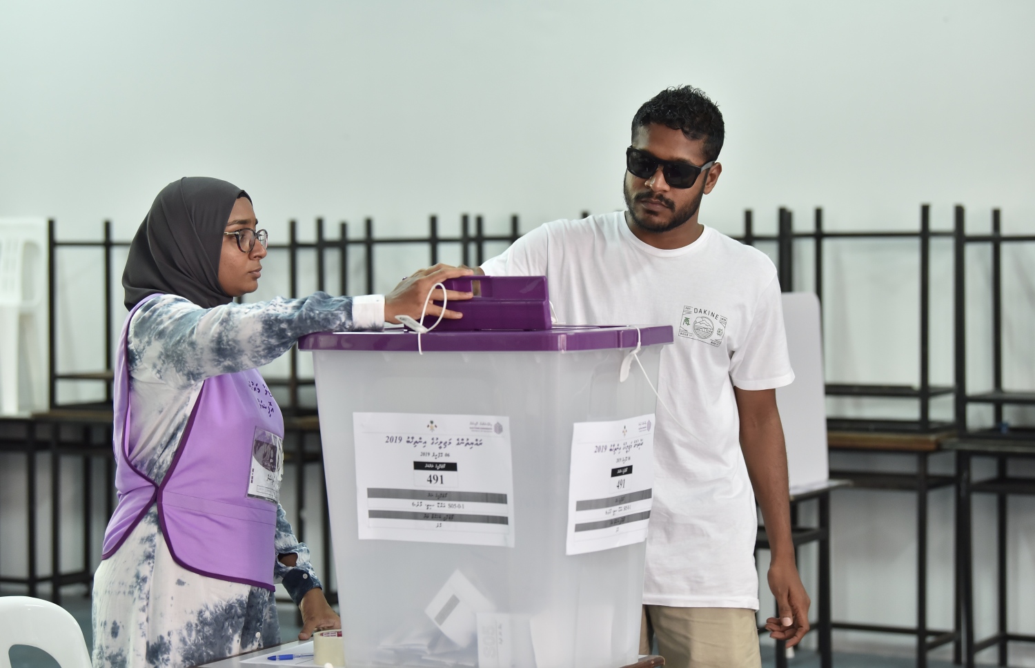 މާލެ: އޭޕްރިލް 6، 2019: މަޖިލިސް އިންތިހާބުގައި އައްޑޫ ހިތަދޫ ދާއިރާގެ ވޯޓުލުމަށް މަޖީދިއްޔާ ސްކޫލުގައި ބަހައްޓާފައި ހުރި ވޯޓުފޮއްޓަކަށް މީހަކު ވޯޓުލަނީ.-- ފޮޓޯ: ނިޝާން އަލީ /މިހާރު