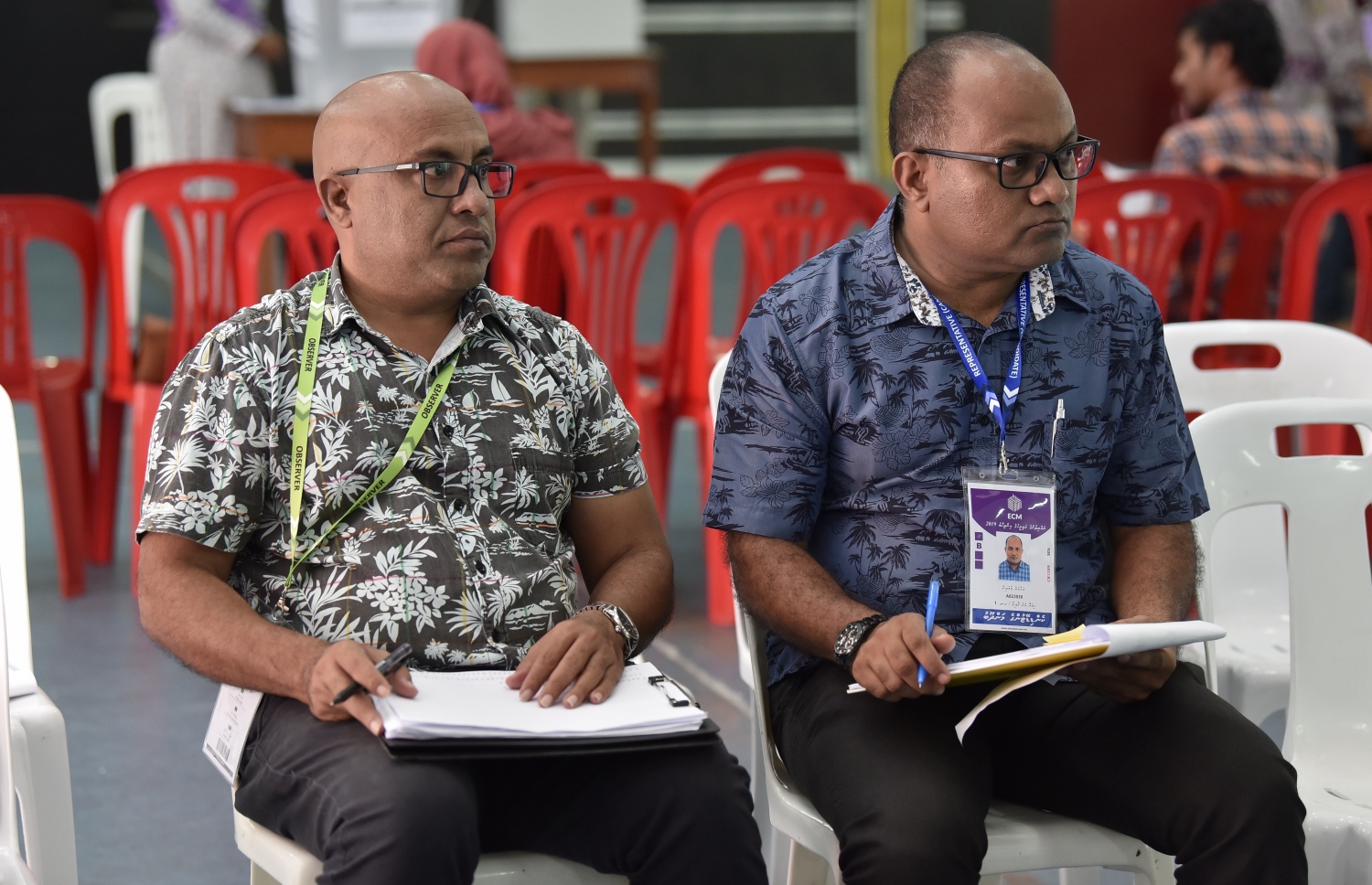 މާލެ: އޭޕްރިލް 6، 2019: މަޖިލިސް އިންތިހާބުގައި އައްޑޫ ހިތަދޫ ދާއިރާގެ ވޯޓުލުން މަޖީދިއްޔާ ސްކޫލުގައި ކުރިއަށްދާއިރު، ދެ އޮބްޒާވަރަކު އިށީންދެލައިގެން.-- ފޮޓޯ: ނިޝާން އަލީ /މިހާރު