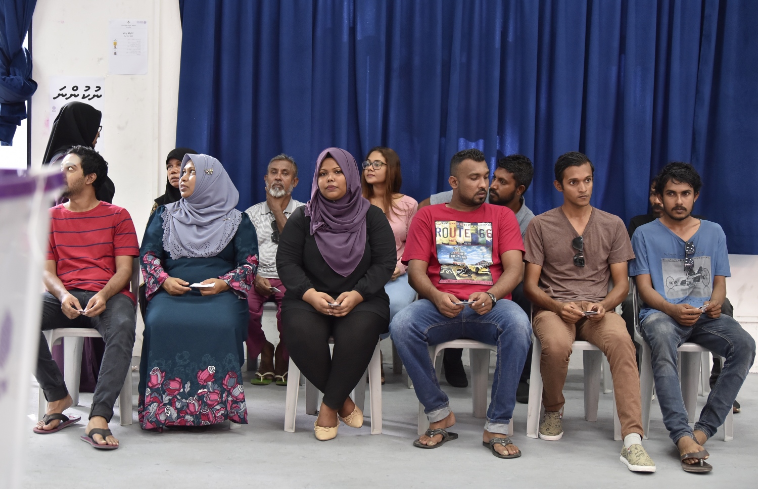 މާލެ: އޭޕްރިލް 6، 2019: މަޖިލިސް އިންތިހާބުގައި އައްޑޫ ހިތަދޫ ދާއިރާގެ ވޯޓުލުމަށް މަޖީދިއްޔާ ސްކޫލުގައި ބަޔަކު ކިޔޫ ހަދާފައި.-- ފޮޓޯ: ނިޝާން އަލީ /މިހާރު