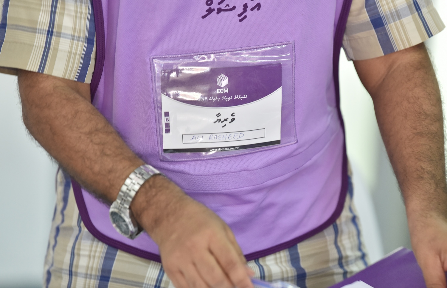 މާލެ: އޭޕްރިލް 6، 2019: މަޖިލިސް އިންތިހާބުގައި ވޯޓުލަމުންދާއިރު، ވޯޓުލާ މަރުކަޒެއްގައި އޮފިޝަލަކު ހަރަކާތްތެރިވަނީ.-- ފޮޓޯ: ނިޝާން އަލީ /މިހާރު