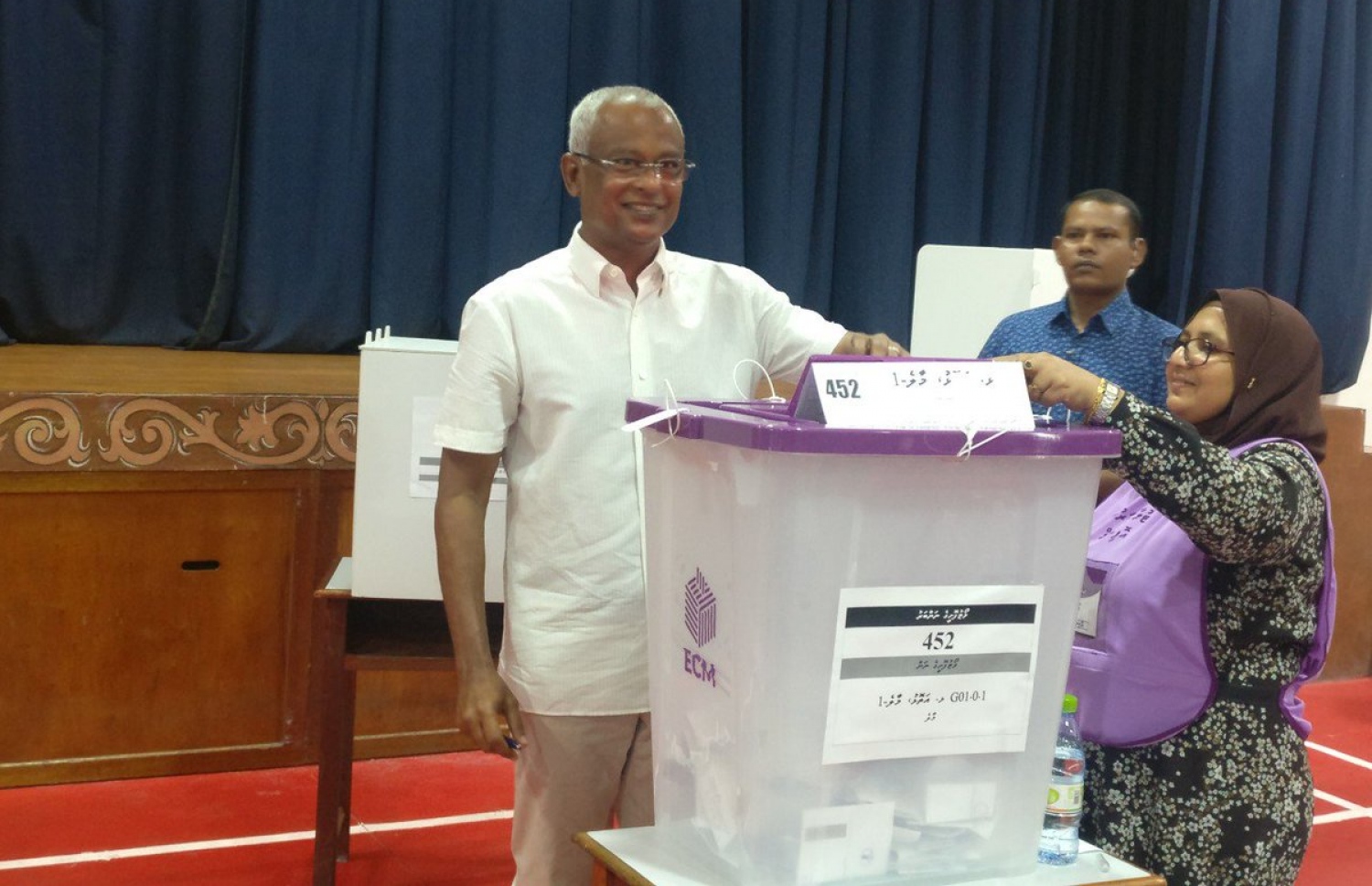 މާލެ: އޭޕްރިލް 6، 2019: ރައްޔިތުންގެ މަޖިލީހުގެ އިންތިހާބުގައި ރައީސް އިބްރާހިމް މުހައްމަދު ސޯލިހް ވޯޓު ދެއްވަނީ. -- ފޮޓޯ: ހުސެން ވަހީދު/މިހާރު