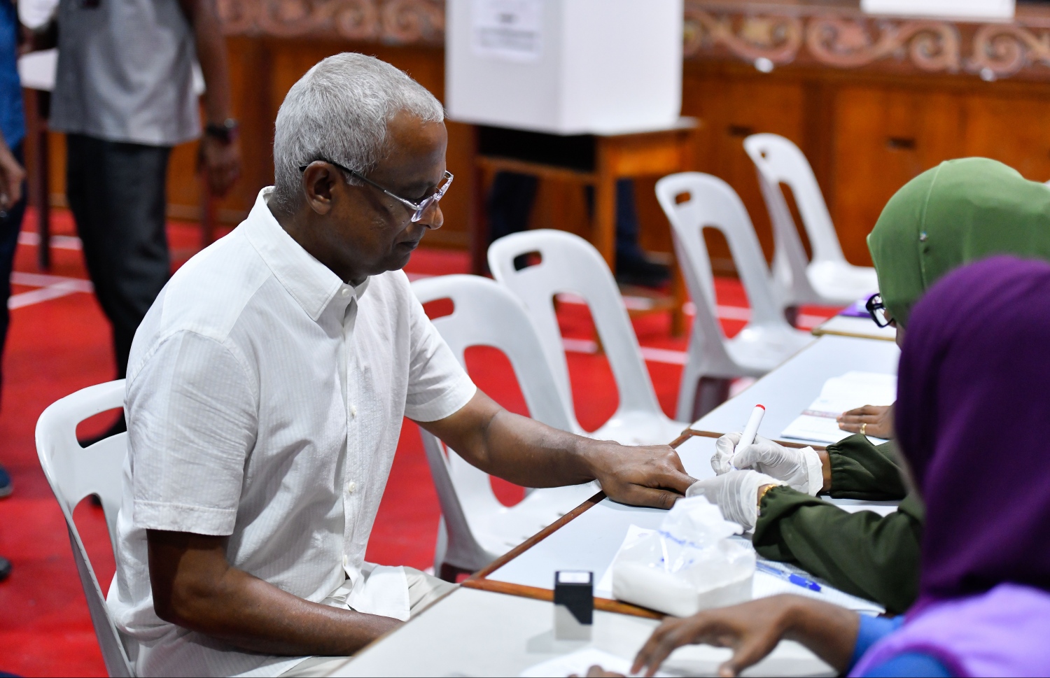 މާލެ: އޭޕްރިލް 6، 2019: ރައްޔިތުންގެ މަޖިލީހުގެ އިންތިހާބުގައި ރައީސް އިބްރާހިމް މުހައްމަދު ސޯލިހް ވޯޓު ދެއްވުމަށް، އިނގިލީގައި ފާހަގަ ޖައްސަވަނީ. -- ފޮޓޯ: ހުސެން ވަހީދު/މިހާރު