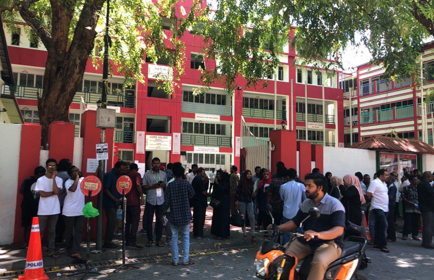 މާލެ: އޭޕްރިލް 6، 2019: މަޖީދިއްޔާ ސްކޫލުގައި ބަހައްޓާފައިވާ ފޮށިތަކަށް ވޯޓުލާން ގޮސް ތިބި ބަޔަކު އެތަނުގެ ބޭރުގައި މަޑުކޮށްލައިގެން.---ފޮޓޯ: މިހާރު