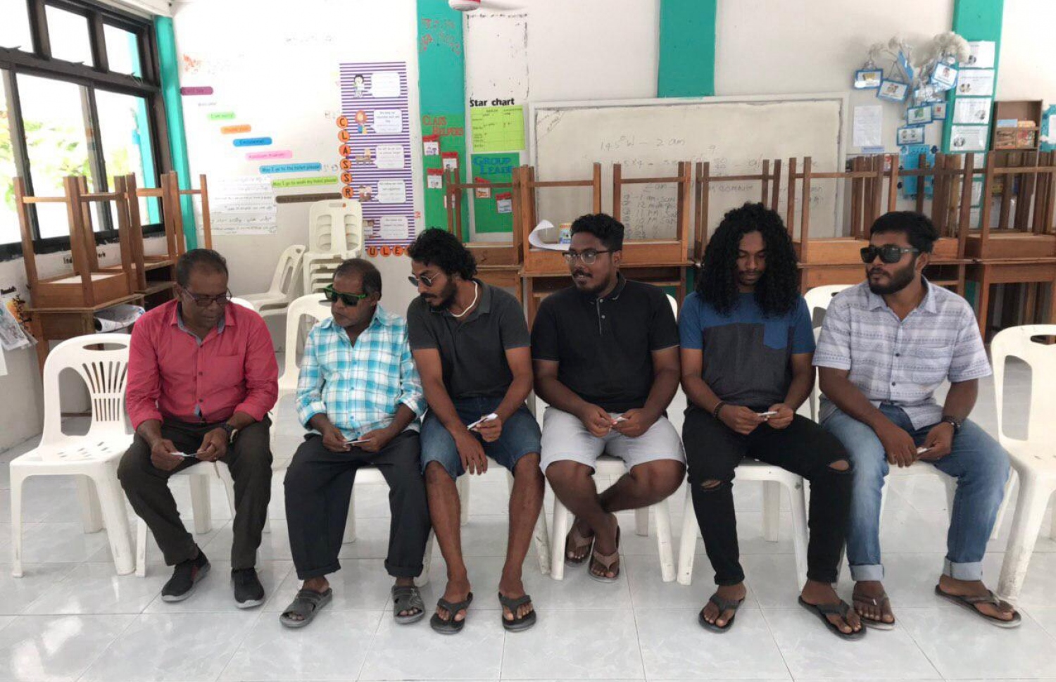 ކ.ހިއްމަފުށި: އޭޕްރިލް 6، 2019: ރައްޔިތުންގެ މަޖިލިސް އިންތިހާބުގައި ވޯޓުލުމަށް ހިއްމަފުށީ ސްކޫލުގައި ބަޔަކު ކިޔޫގައި މަޑުކޮށްލައިގެން.-- ފޮޓޯ: ޝާމިލް އިބްރާހިމް /ކިޔުންތެރިއެއް