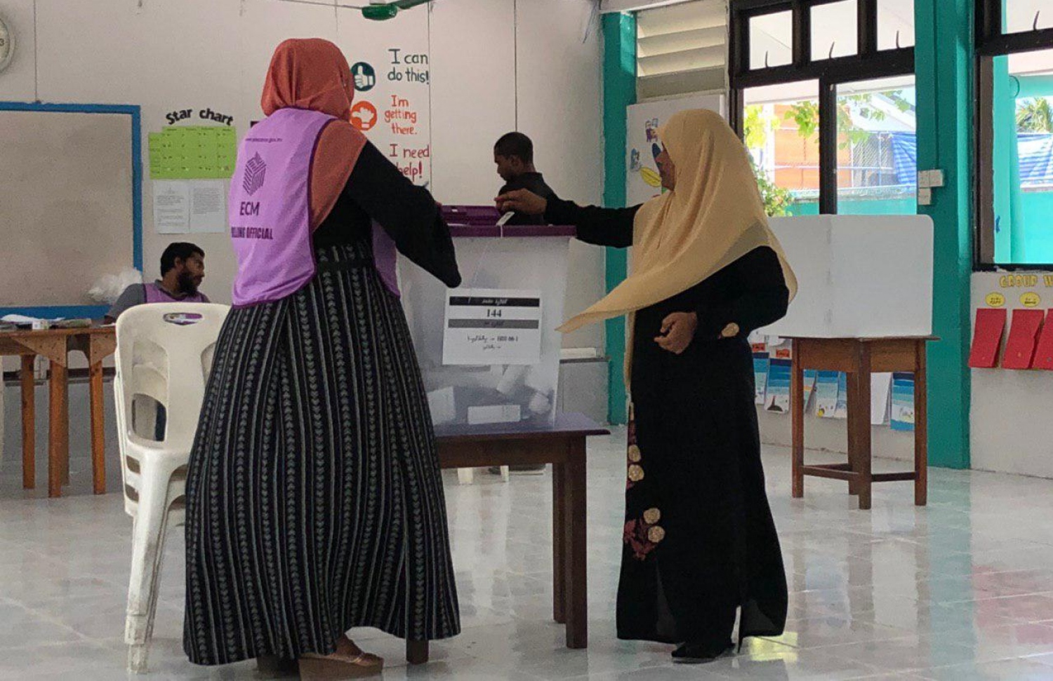 ކ. ހިއްމަފުށި: އޭޕްރިލް 6، 2019: މަޖިލިސް އިންިހާބުގައި ތުލުސްދޫ ދާއިރާއަށް ވޯޓުލުމަށް ހިއްމަފުށީގައި ބަހައްޓާފައިވާ ވޯޓު ފޮއްޓަކަށް މީހަކު ވޯޓުލަނީ.-- ފޮޓޯ: ޝާމިލް އިބްރާހިމް /ކިޔުންތެރިއެއް