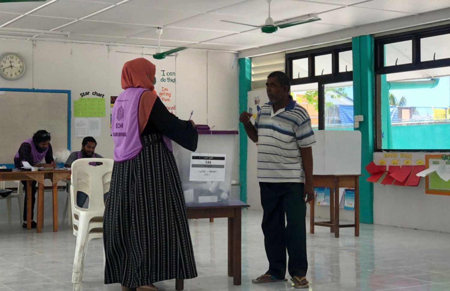 ކ. ހިއްމަފުށި: އޭޕްރިލް 6، 2019: މަޖިލިސް އިންިހާބުގައި ތުލުސްދޫ ދާއިރާއަށް ވޯޓުލުމަށް ހިއްމަފުށީގައި ބަހައްޓާފައިވާ ވޯޓު ފޮއްޓަކަށް މީހަކު ވޯޓުލަނީ.-- ފޮޓޯ: ޝާމިލް އިބްރާހިމް /ކިޔުންތެރިއެއް