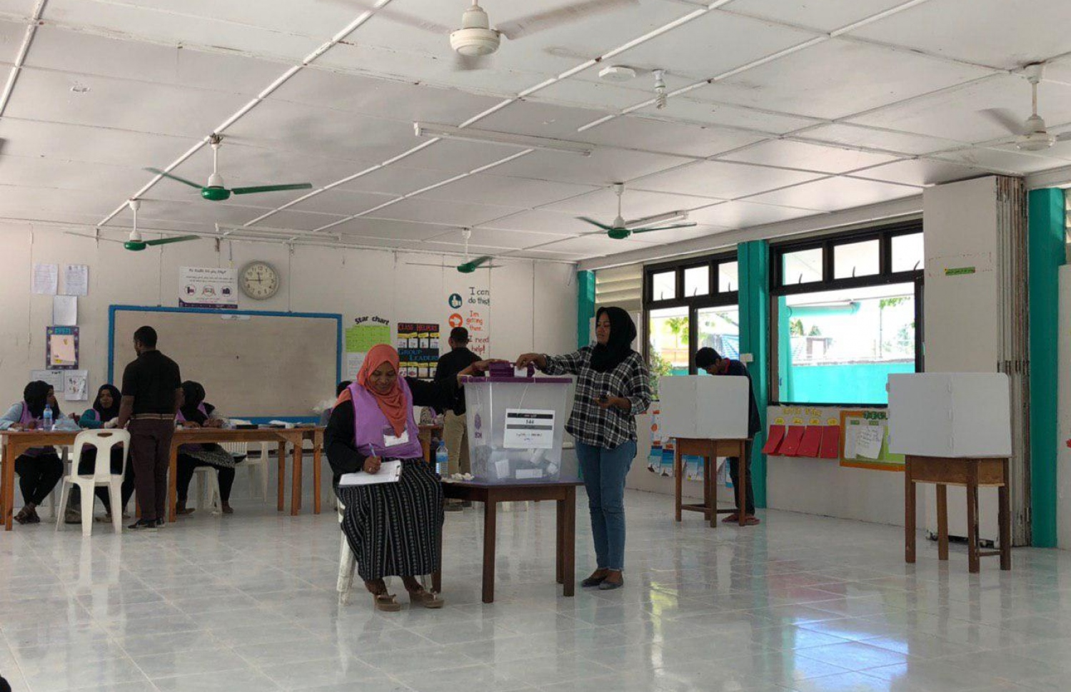 ކ. ހިއްމަފުށި: އޭޕްރިލް 6، 2019: މަޖިލިސް އިންިހާބުގައި ތުލުސްދޫ ދާއިރާއަށް ވޯޓުލުމަށް ހިއްމަފުށީގައި ބަހައްޓާފައިވާ ވޯޓު ފޮއްޓަކަށް މީހަކު ވޯޓުލަނީ.-- ފޮޓޯ: ޝާމިލް އިބްރާހިމް /ކިޔުންތެރިއެއް