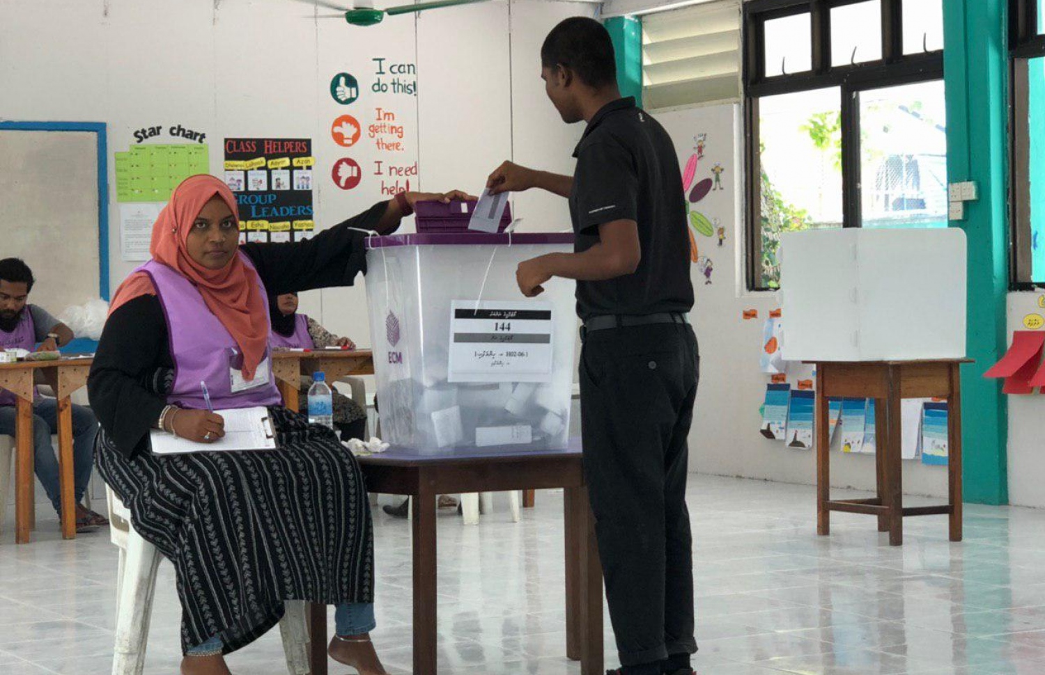 ކ. ހިއްމަފުށި: އޭޕްރިލް 6، 2019: މަޖިލިސް އިންިހާބުގައި ތުލުސްދޫ ދާއިރާއަށް ވޯޓުލުމަށް ހިއްމަފުށީގައި ބަހައްޓާފައިވާ ވޯޓު ފޮއްޓަކަށް މީހަކު ވޯޓުލަނީ.-- ފޮޓޯ: ޝާމިލް އިބްރާހިމް /ކިޔުންތެރިއެއް