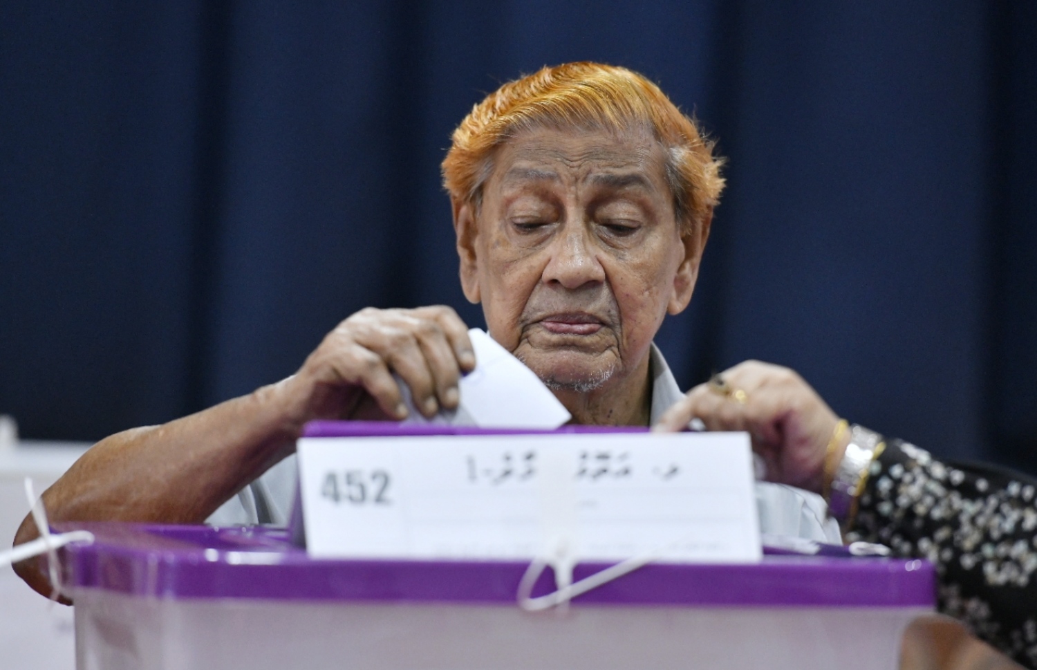 މާލެ: އޭޕްރިލް 6، 2019: ރައްޔިތުންގެ މަޖިލިސް އިންތިހާބުގައި ވޯޓުލާ މަރުކަޒެއް ތެރޭގައި މީހަކު ވޯޓުލަނީ.-- ފޮޓޯ: ހުސެން ވަހީދު /މިހާރު