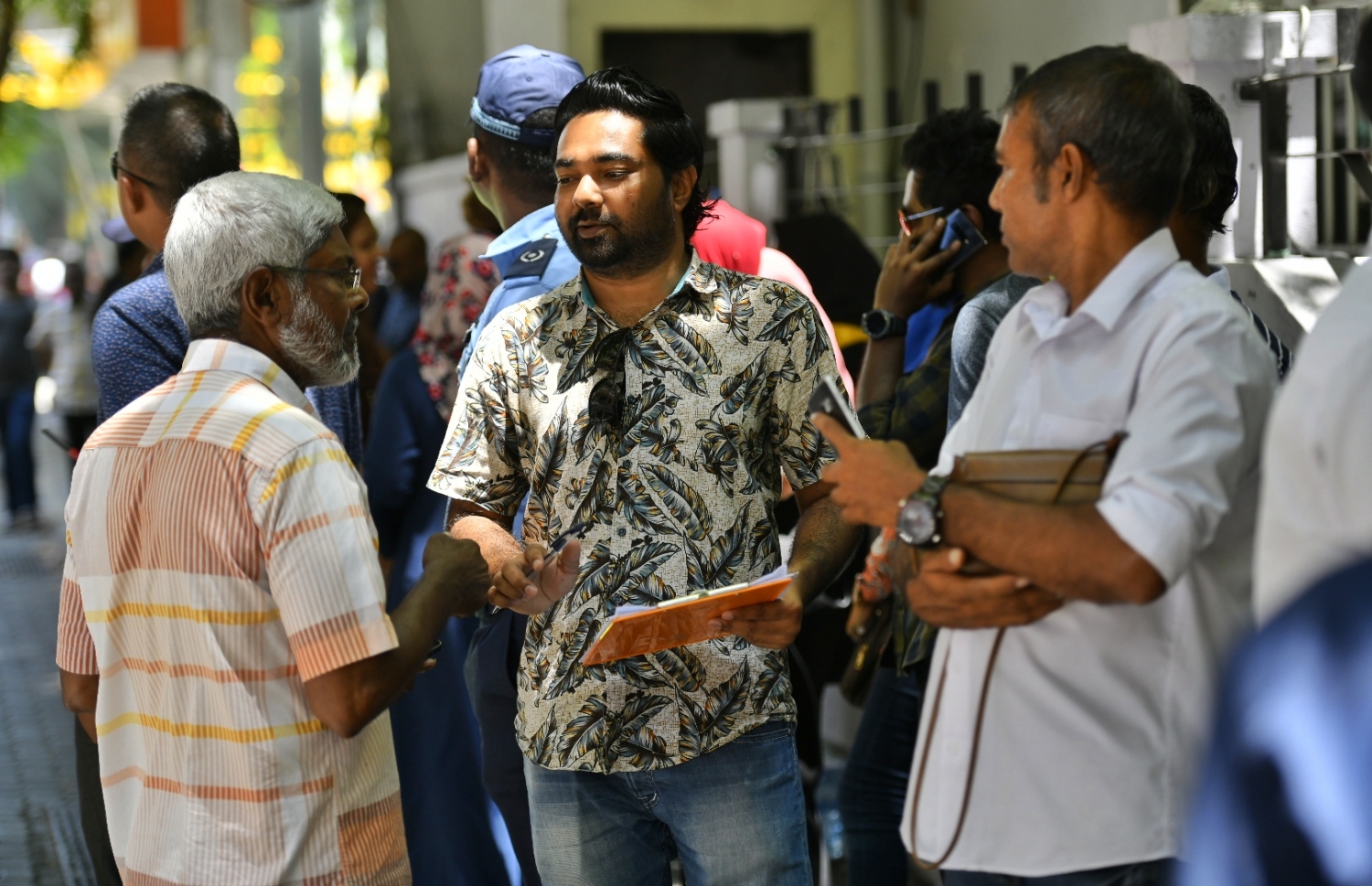 މާލެ: އޭޕްރިލް 6، 2019: ރައްޔިތުންގެ މަޖިލިސް އިންތިހާބުގައި ވޯޓުލާ މަރުކަޒެއް ތެރޭގައި ބަޔަކު ހަރަކާތްތެރިވަނީ.-- ފޮޓޯ: ހުސެން ވަހީދު /މިހާރު