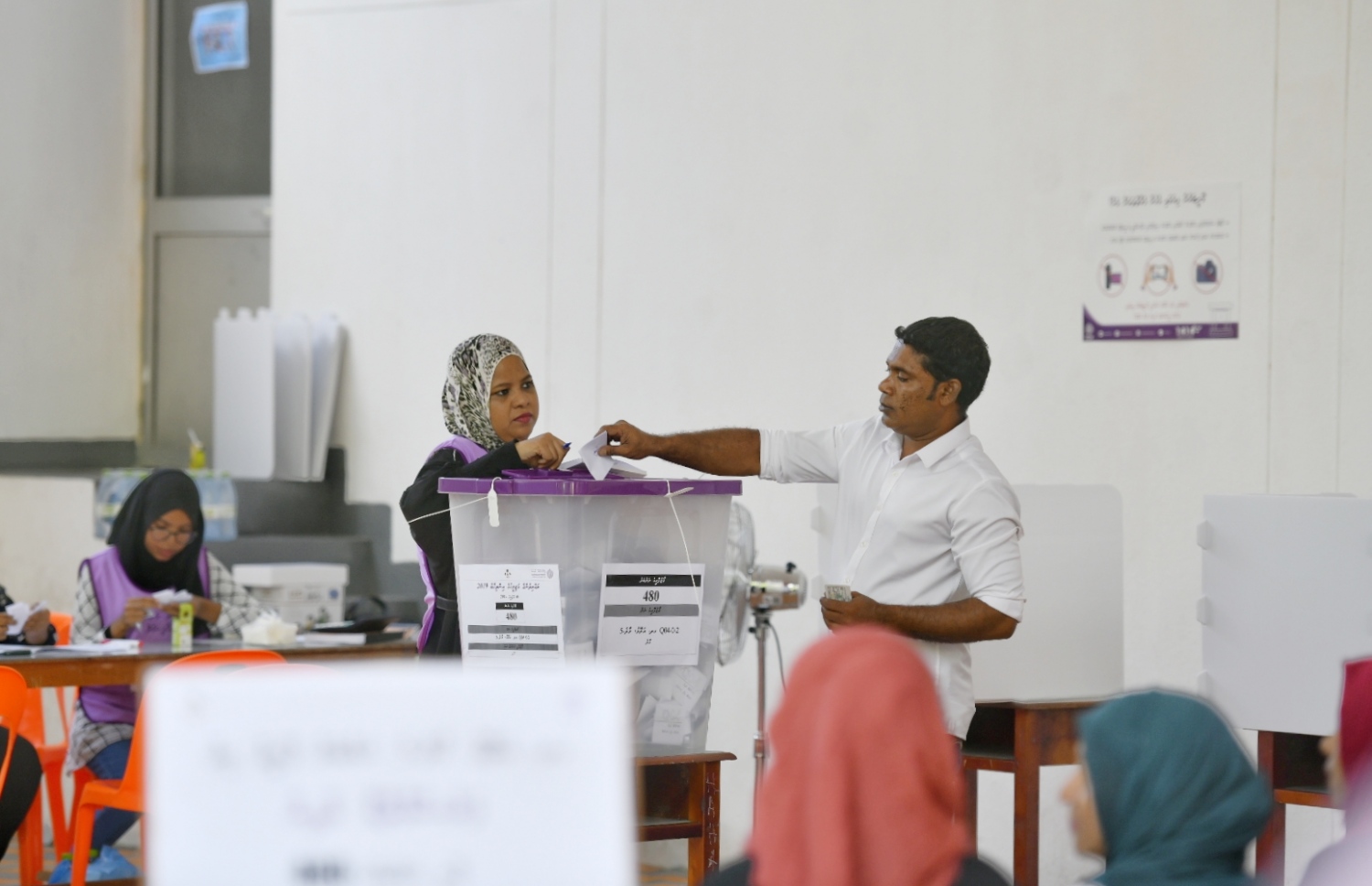 މާލެ: އޭޕްރިލް 6، 2019: ރައްޔިތުންގެ މަޖިލިސް އިންތިހާބުގައި މީހަކު ވޯޓުލަނީ.-- ފޮޓޯ: ހުސެން ވަހީދު /މިހާރު