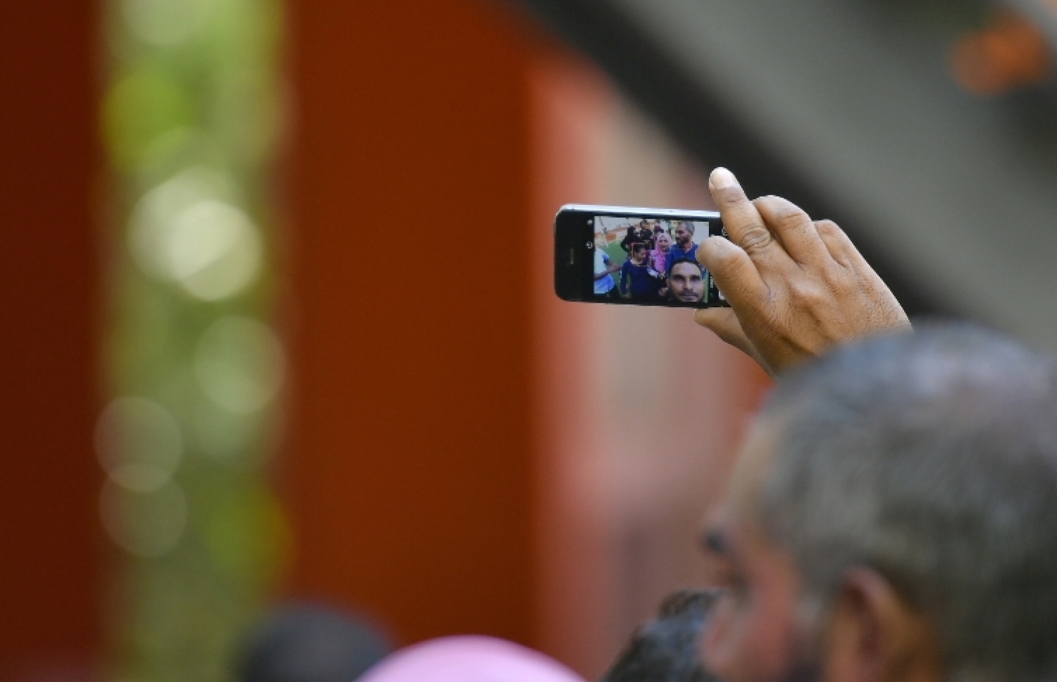 މާލެ: އޭޕްރިލް 6، 2019: ރައްޔިތުންގެ މަޖިލިސް އިންތިހާބުގައި ބަޔަކު ވޯޓުލުމަށްފަހު ސެލްފީއެއް ނަގަނީ.-- ފޮޓޯ: ހުސެން ވަހީދު /މިހާރު