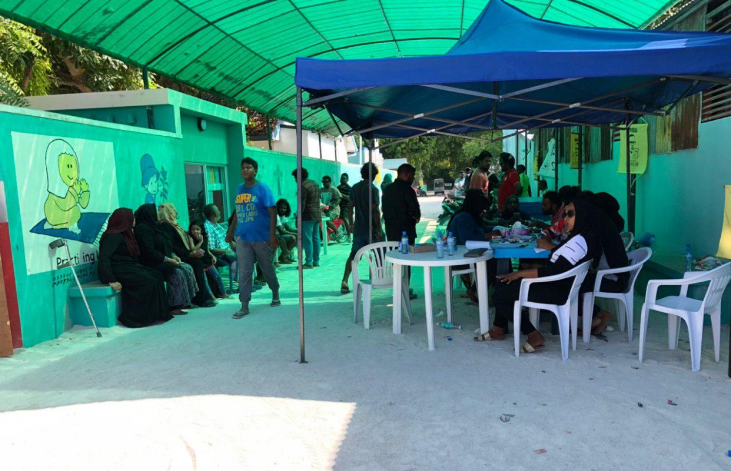 ކ. ހިއްމަފުށި: އޭޕްރިލް 6، 2019: މަޖިލިސް އިންިހާބުގައި ތުލުސްދޫ ދާއިރާއަށް ވޯޓުލުމަށް ހިއްމަފުށީގައި ބަހައްޓާފައިވާ ވޯޓު ފޮއްޓަކަށް ވޯޓުލުމަށް ބަޔަކު ކިޔޫގައި.-- ފޮޓޯ: ޝާމިލް އިބްރާހިމް /ކިޔުންތެރިއެއް