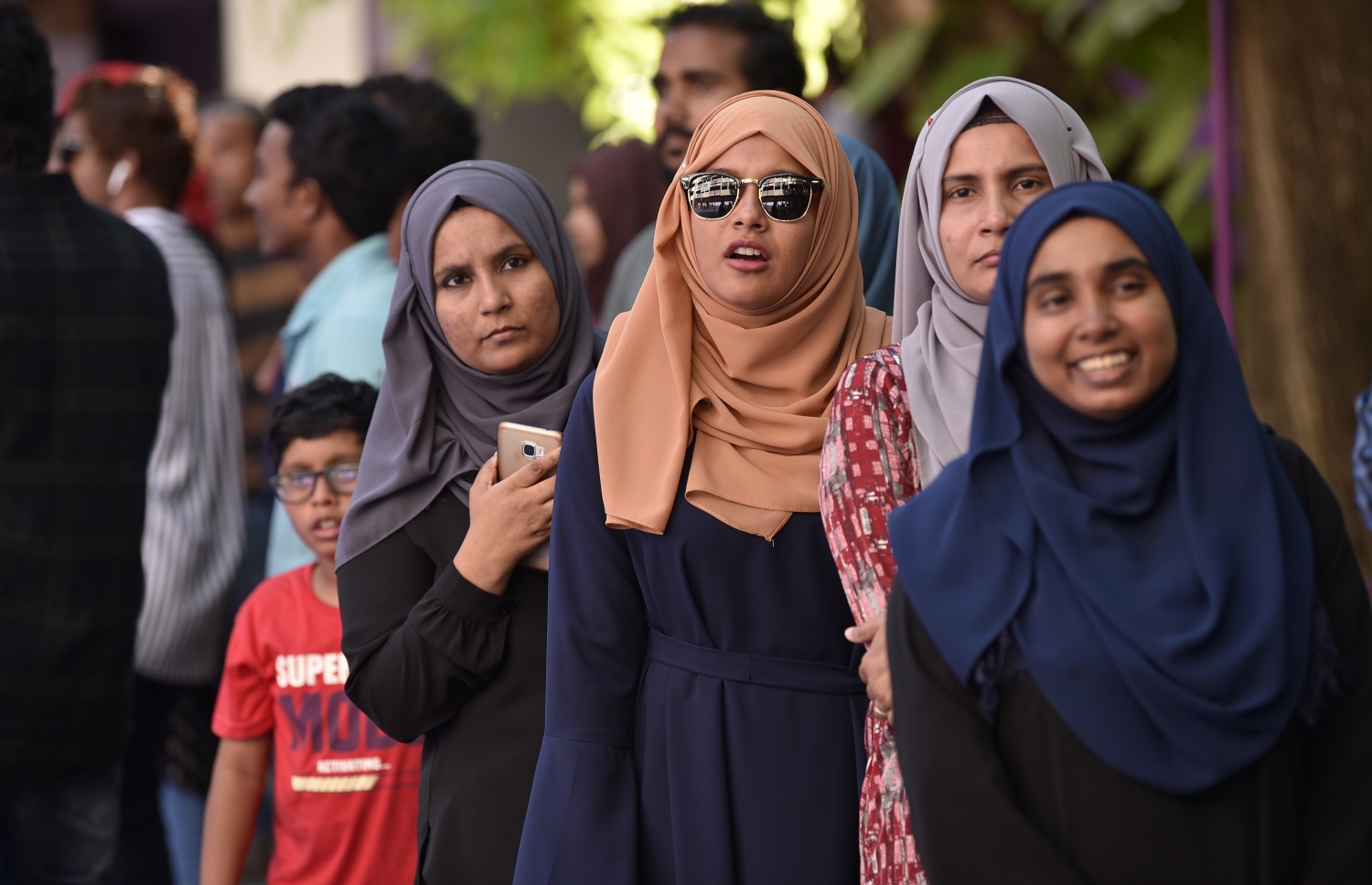 މާލެ: އޭޕްރިލް 6، 2019: ރައްޔިތުންގެ މަޖިލިސް އިންތިހާބުގައި ވޯޓުލާ މަރުކަޒެއް ތެރޭގައި ވޯޓުލުމަށް ބަޔަކު ކިޔޫ ހަދާފައި.-- ފޮޓޯ: ނިޝާން އަލީ /މިހާރު