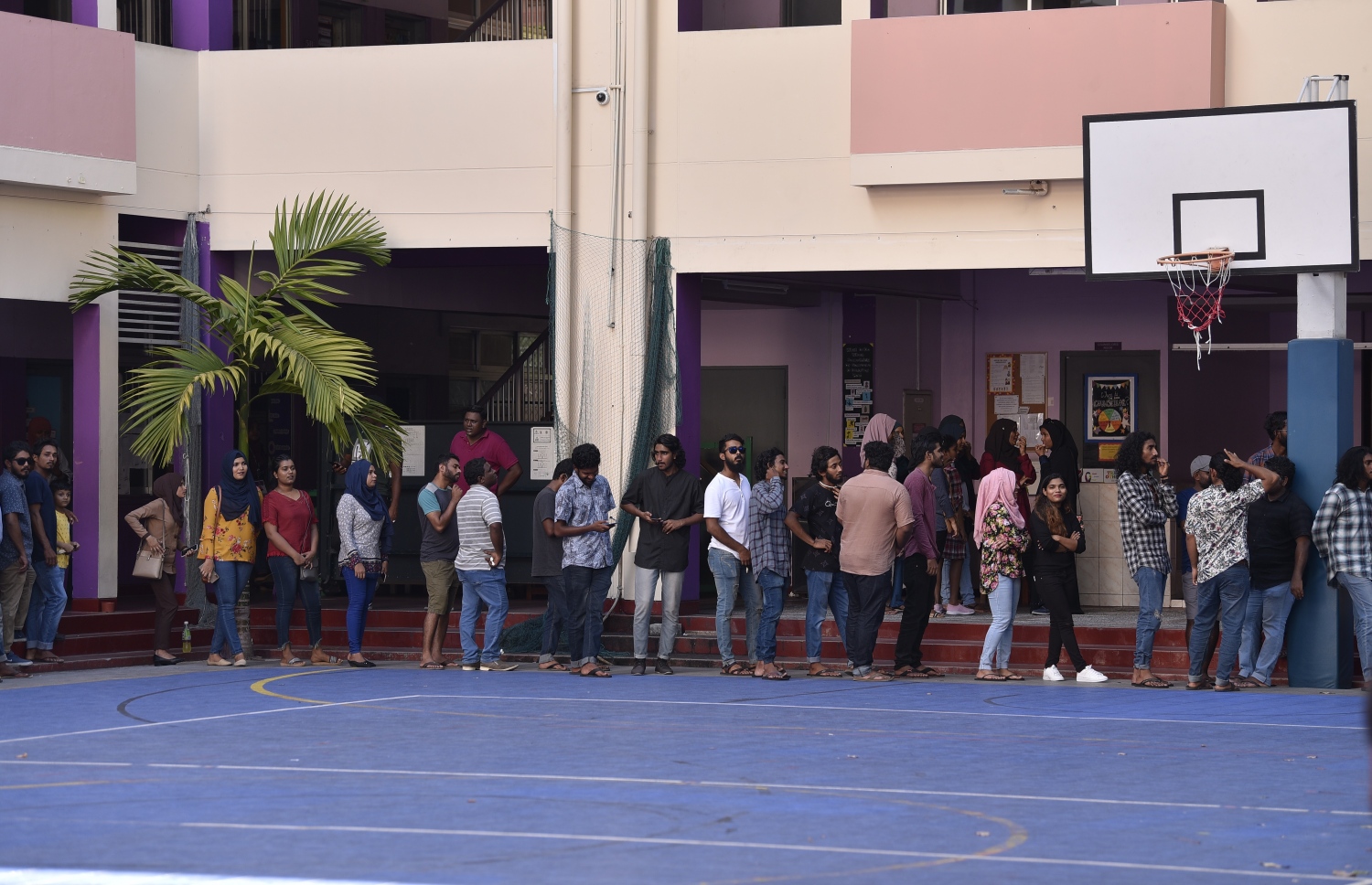 މާލެ: އޭޕްރިލް 6، 2019: ރައްޔިތުންގެ މަޖިލިސް އިންތިހާބުގައި ވޯޓުލާ މަރުކަޒެއް ތެރޭގައި ވޯޓުލުމަށް ބަޔަކު ކިޔޫ ހަދާފައި.-- ފޮޓޯ: ނިޝާން އަލީ /މިހާރު