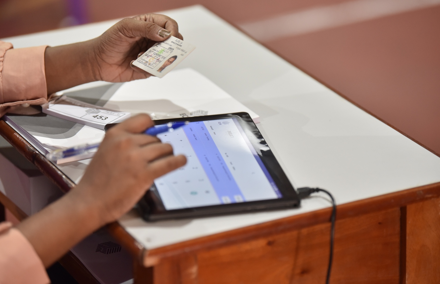 މާލެ: އޭޕްރިލް 6، 2019: ރައްޔިތުންގެ މަޖިލިސް އިންތިހާބުގައި ވޯޓުލާ މަރުކަޒެއް ތެރޭގައި، އޮފިޝަލަކު މީހެއްގެ އައިޑީކާޑު ޗެކުކުރަނީ.-- ފޮޓޯ: ނިޝާން އަލީ /މިހާރު