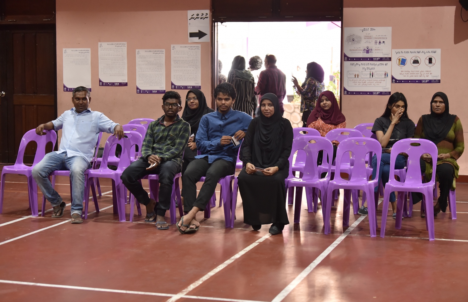 މާލެ: އޭޕްރިލް 6، 2019: ރައްޔިތުންގެ މަޖިލިސް އިންތިހާބުގައި ވޯޓުލާ މަރުކަޒެއް ތެރޭގައި ވޯޓުލުމަށް ބަޔަކު ކިޔޫ ހަދާފައި.-- ފޮޓޯ: ނިޝާން އަލީ /މިހާރު