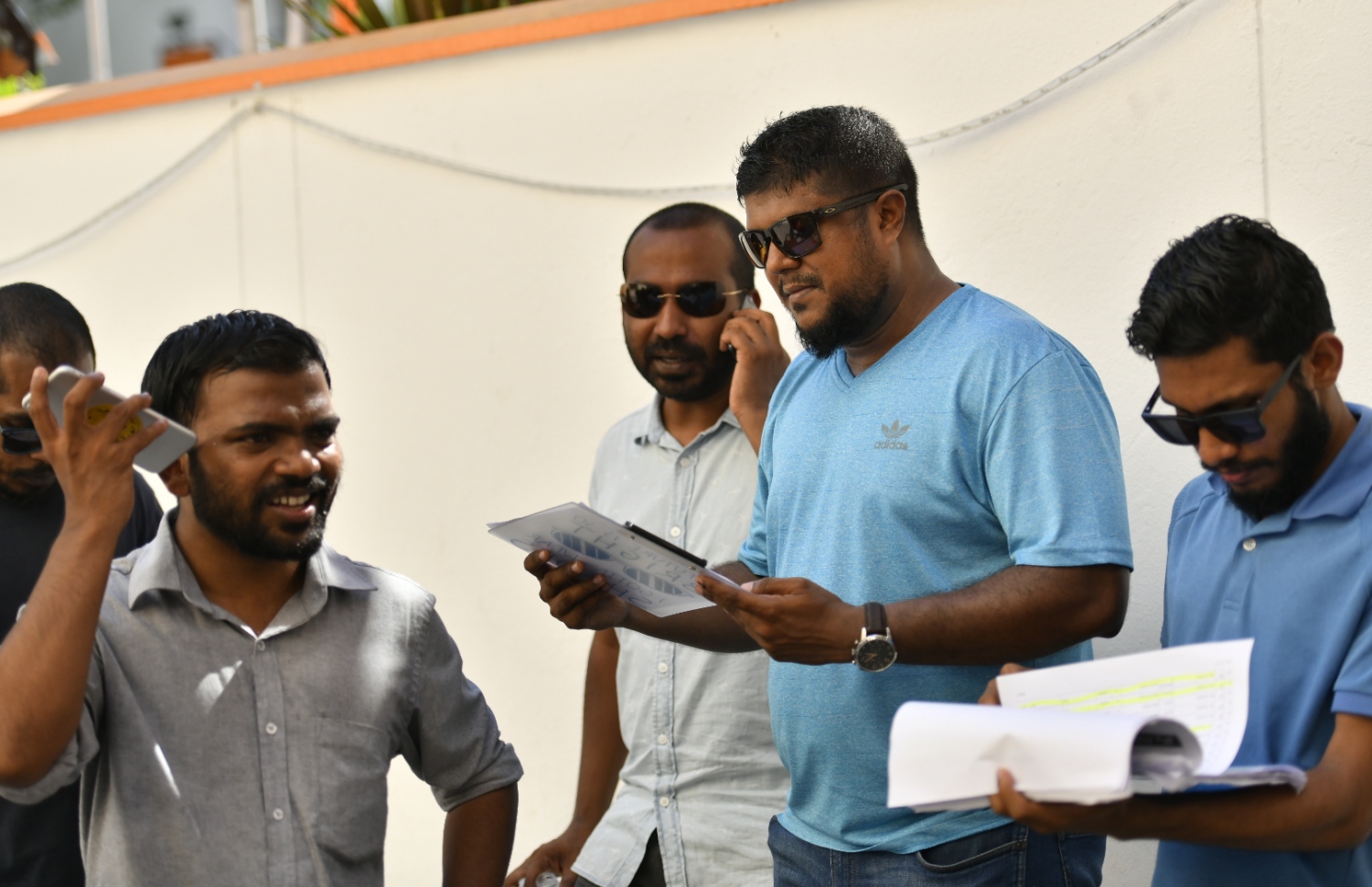 މާލެ: އޭޕްރިލް 6، 2019: ރައްޔިތުންގެ މަޖިލިސް އިންތިހާބުގައި ވޯޓުލަމުންދާ މަރުކަޒެއް ކައިރީގައި ބަަޔަކު މަޑުކޮށްލައިގެން.-- ފޮޓޯ: ހުސެން ވަހީދު /މިހާރު