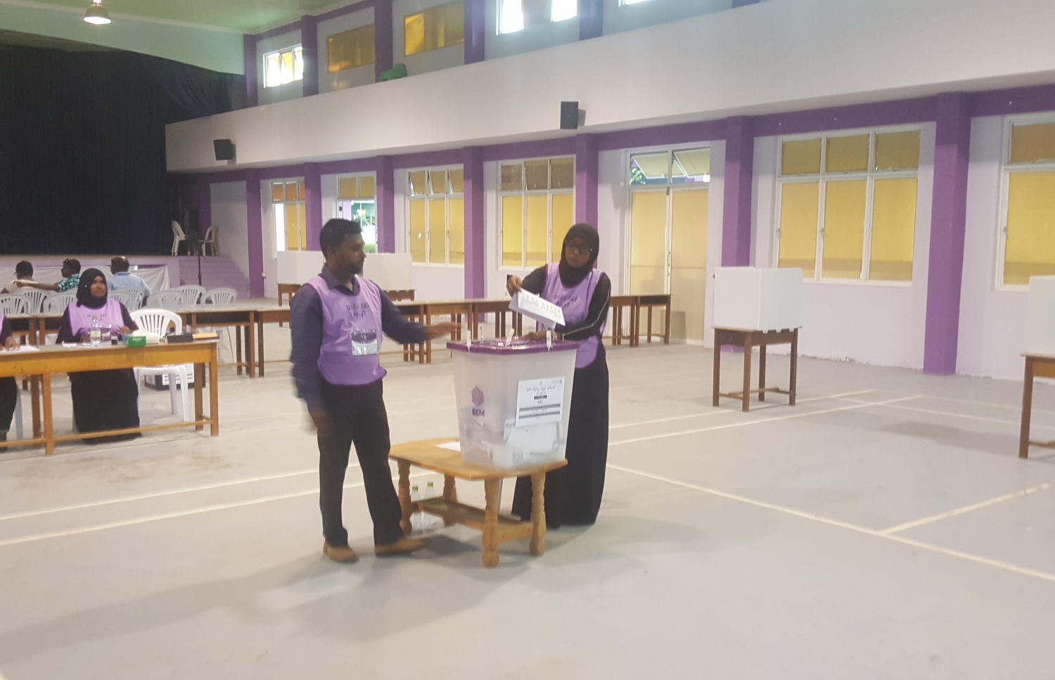 ހދ. ކުޅުދުއްފުށި: އޭޕްރިލް 6، 2019: ރައްޔިތުންގެ މަޖިލިސް އިންތިހާބުގައި ކުޅުދުއްފުށީ ދާއިރާގެ ވޯޓުލީ މަރުކަޒެއްގައި ހުރި ވޯޓު ފޮއްޓަށް ވޯޓުލުން ބަންދުވީކަން އަންގާ ބޯޑެއް، އޮފިޝަލަކު ބައިންދަނީ.-- ފޮޓޯ: މުހައްމަދު ނަސީމް /މިހާރު