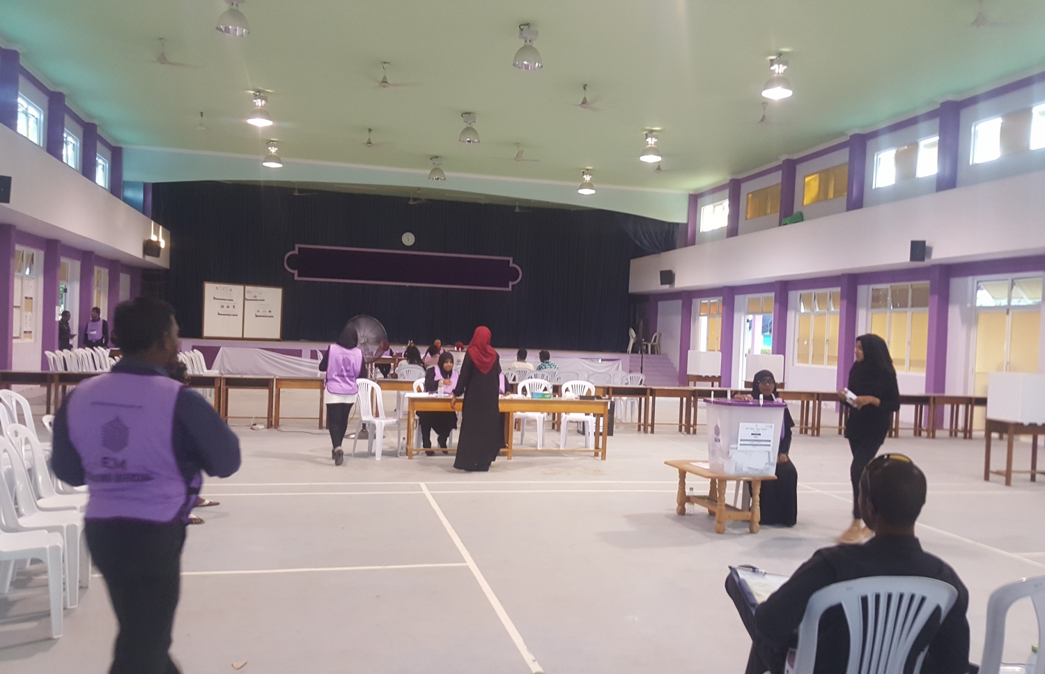 ހދ. ކުޅުދުއްފުށި: އޭޕްރިލް 6، 2019: ރައްޔިތުންގެ މަޖިލިސް އިންތިހާބުގައި ކުޅުދުއްފުށީ ދާއިރާގެ ވޯޓުލަމުންދާ މަރުކަޒެއްގައި މީހަކު ވޯޓުލަނީ.-- ފޮޓޯ: މުހައްމަދު ނަސީމް /މިހާރު