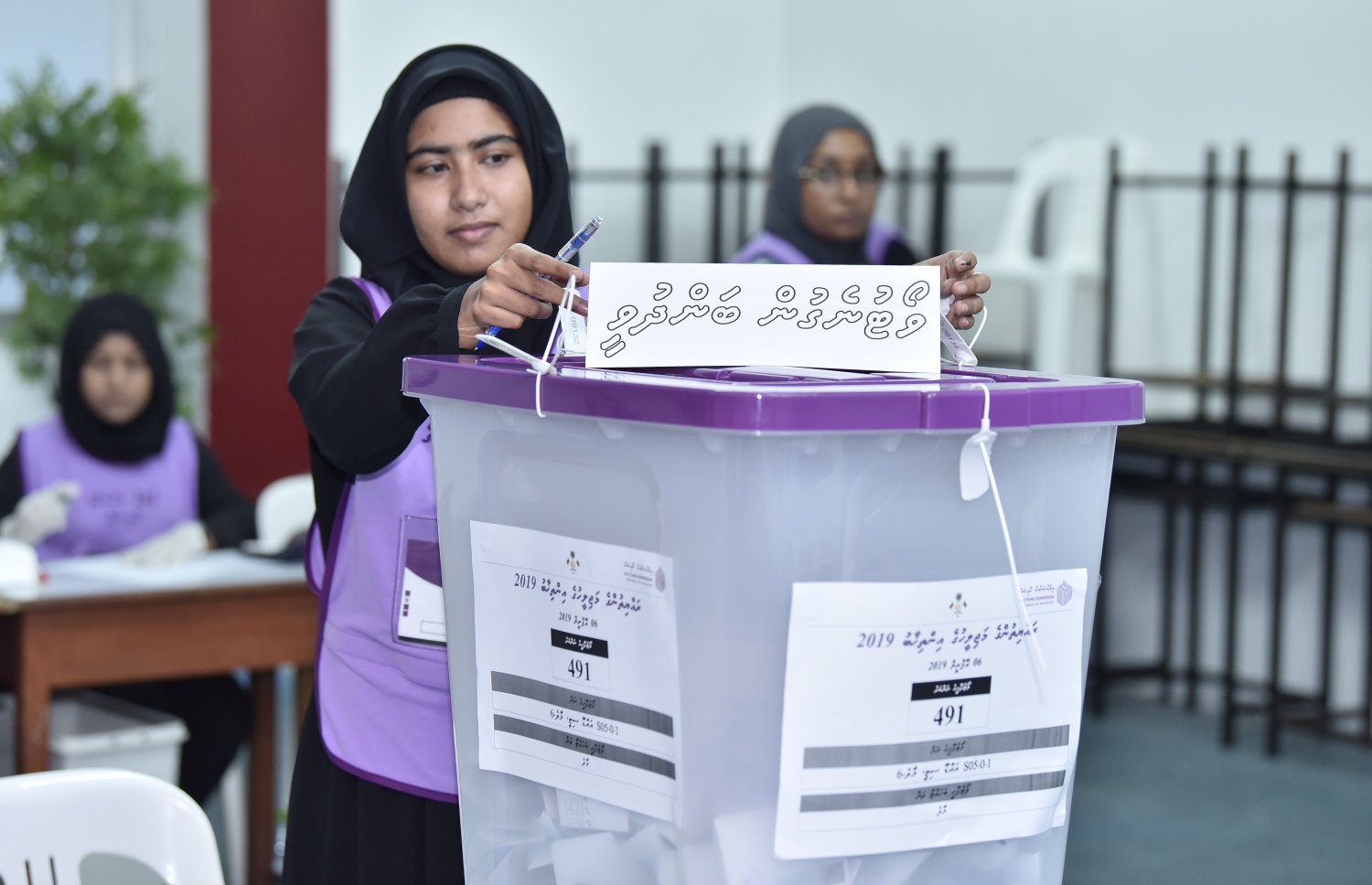 މާލެ: އޭޕްރިލް 6، 2019: ރައްޔިތުންގެ މަޖިލިސް އިންތިހާބުގައި ވޯޓުލީ މަރުކަޒެއްގައި ވޯޓުލުން ބަންދުވީކަން އަންގާ ބޯޑެއް، އޮފިޝަލަކު ވޯޓު ފޮށީގައި ބައިންދަނީ.-- ފޮޓޯ: ނިޝާން އަލީ /މިހާރު