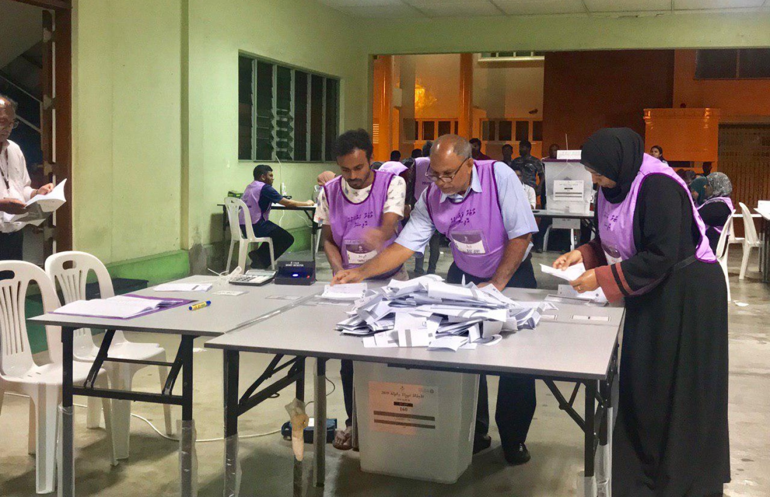 މާލެ: އޭޕްރިލް 6، 2019: ރައްޔިތުންގެ މަޖިލިސް އިންތިހާބުގައި ވޯޓުލީ މަރުކަޒެއްގައި ވޯޓު ކަރުދާސްކޮޅު ގުނުމަށް އޮފިޝަލުންތަކެއް ތައްޔާރުވަނީ.-- ފޮޓޯ: ޝަނާ /މިހާރު