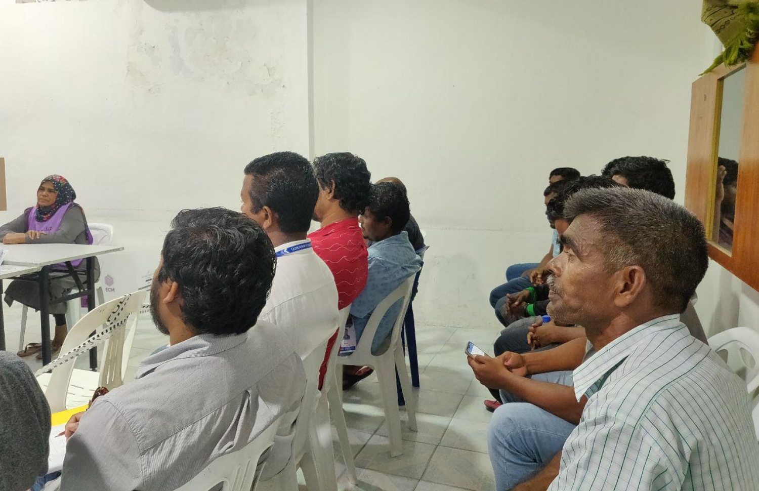 މާލެ: އޭޕްރިލް 6، 2019: ރައްޔިތުންގެ މަޖިލިސް އިންތިހާބުގައި ވޯޓުލީ މަރުކަޒެއްގައި ވޯޓު ކަރުދާސްކޮޅު ގުނުމަށް އޮފިޝަލުން ތައްޔާރުވަމުންދާއިރު، އޮބްޒާވަރުންތަކެއް މަރުކަޒުތެރޭގައި މަޑުކޮށްލައިގެން.-- ފޮޓޯ: އާސިމާ ނިޒާރު /މިހާރު