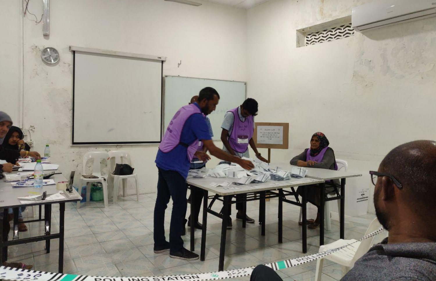 މާލެ: އޭޕްރިލް 6، 2019: ރައްޔިތުންގެ މަޖިލިސް އިންތިހާބުގައި ވޯޓުލީ މަރުކަޒެއްގައި ވޯޓު ކަރުދާސްކޮޅު ގުނުމަށް އޮފިޝަލުންތަކެއް ތައްޔާރުވަނީ.-- ފޮޓޯ: އާސިމާ ނިޒާރު /މިހާރު