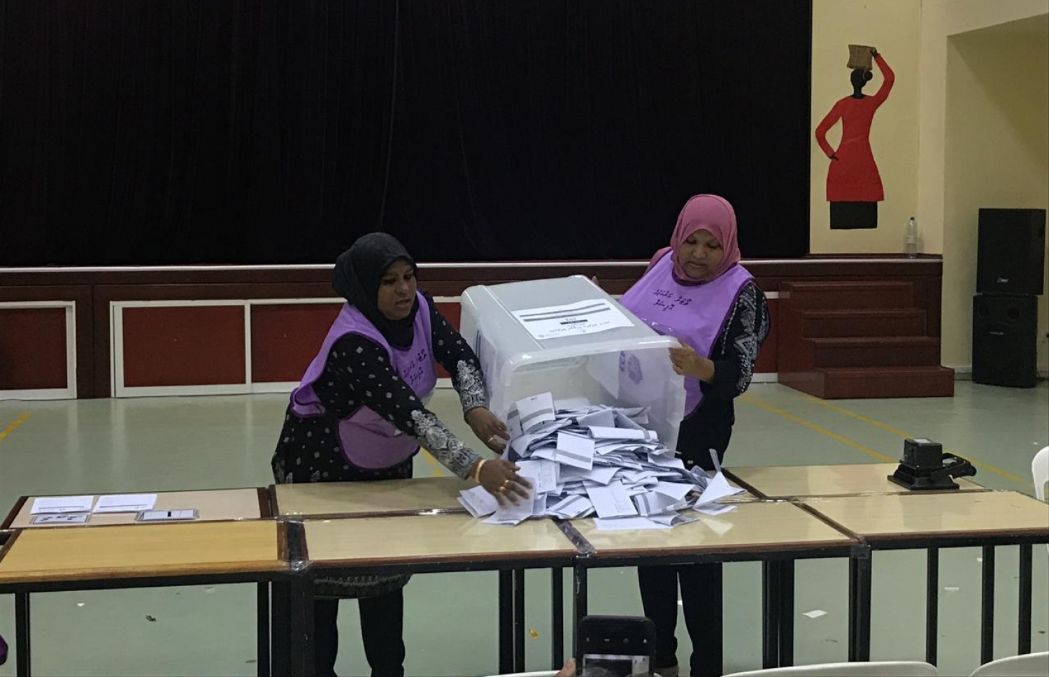 މާލެ: އޭޕްރިލް 6، 2019: ރައްޔިތުންގެ މަޖިލިސް އިންތިހާބުގައި ވޯޓުލީ މަރުކަޒެއްގައި ވޯޓު ކަރުދާސްކޮޅު ގުނުމަށް އޮފިޝަލުންތަކެއް ތައްޔާރުވަނީ.-- ފޮޓޯ: އަހުމަދު ސާއިލް އަލީ /މިހާރު