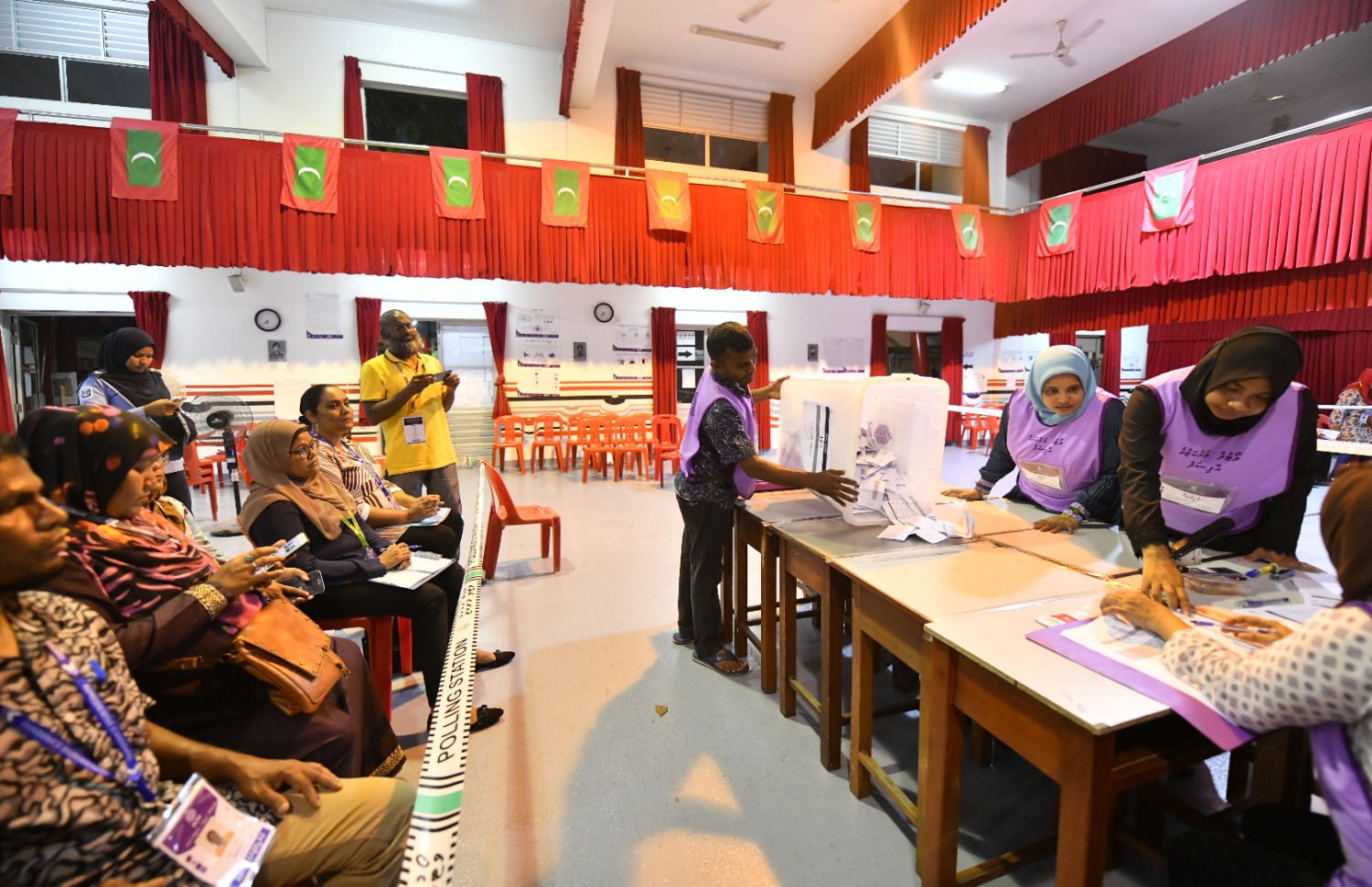 މާލެ: އޭޕްރިލް 6، 2019: ރައްޔިތުންގެ މަޖިލިސް އިންތިހާބުގައި ވޯޓުލީ މަރުކަޒެއްގައި އޮފިޝަލުން ވޯޓު ކަރުދާސްކޮޅު ގުނުމަށް ތައްޔާރުވަނީ.-- ފޮޓޯ: ހުސެން ވަހީދު /މިހާރު