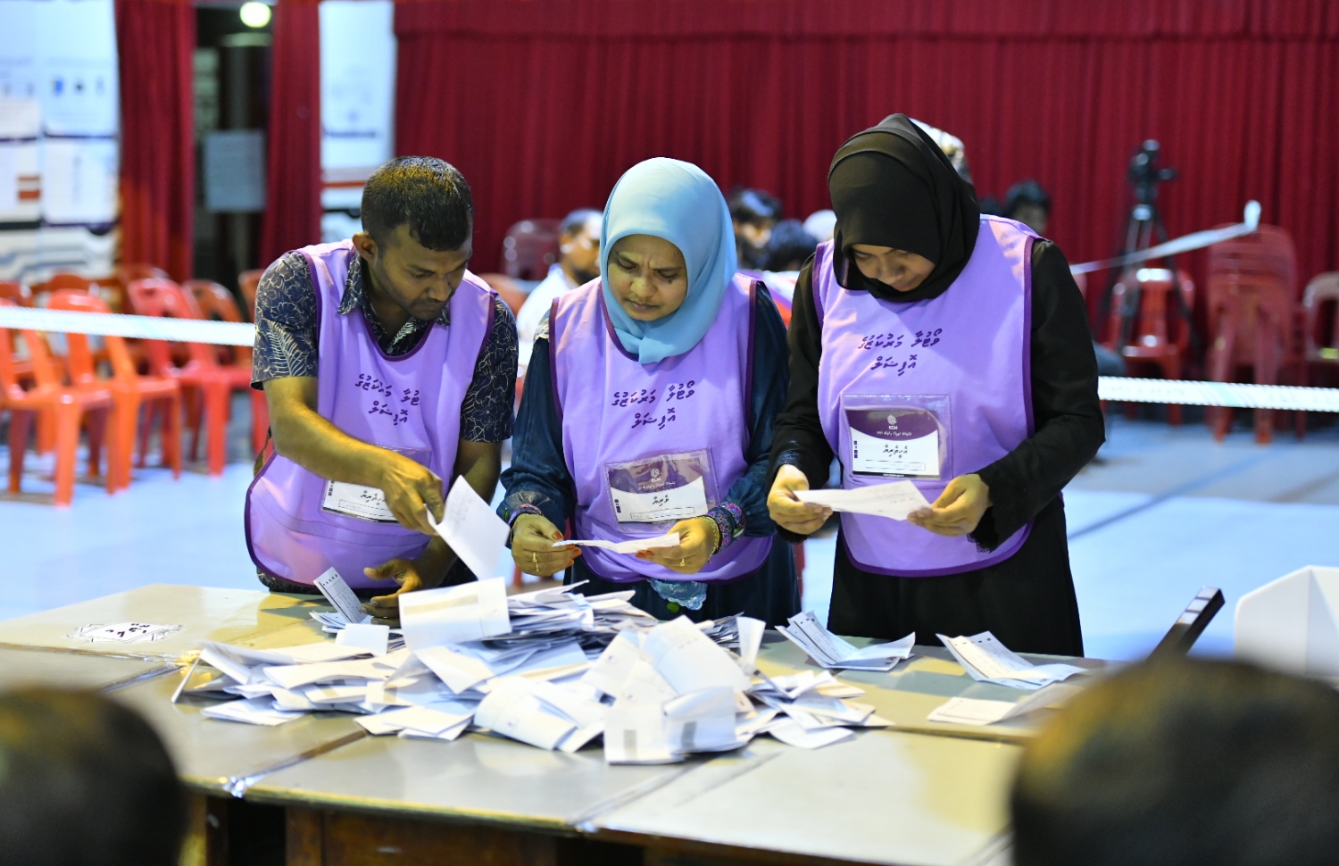 މާލެ: އޭޕްރިލް 6، 2019: ރައްޔިތުންގެ މަޖިލިސް އިންތިހާބުގައި ވޯޓުލީ މަރުކަޒެއްގައި އޮފިޝަލުން ވޯޓު ކަރުދާސްކޮޅު ގުނަނީ.-- ފޮޓޯ: ހުސެން ވަހީދު /މިހާރު