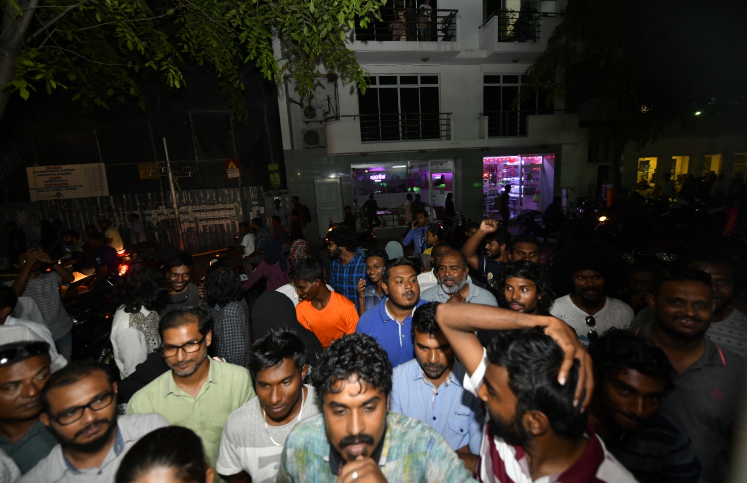 މާލެ: އޭޕްރިލް 6، 2019: ރައްޔިތުންގެ މަޖިލިސް އިންތިހާބުގައި ވޯޓުލީ މަރުކަޒެއްގައި އޮފިޝަލުން ވޯޓު ކަރުދާސްކޮޅު ގުނަމުންދާއިރު، އާންމުންނަށް ނުވަދެވިފައި.-- ފޮޓޯ: ހުސެން ވަހީދު /މިހާރު