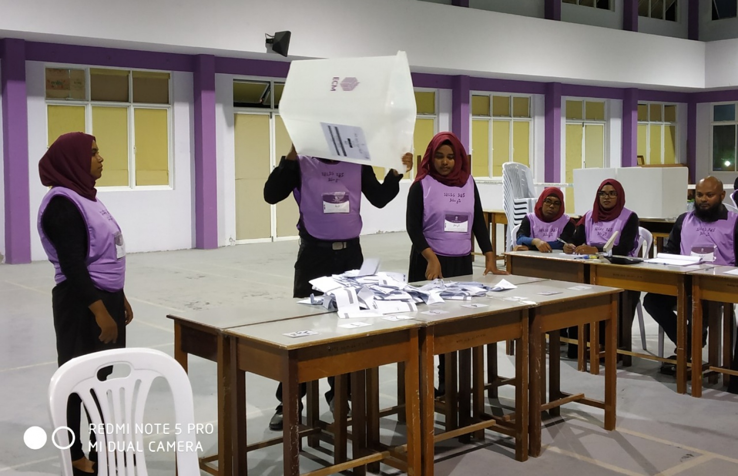 ހދ. ކުޅުދުއްފުށި: އޭޕްރިލް 6، 2019: ރައްޔިތުންގެ މަޖިލިސް އިންތިހާބުގައި ކުޅުދުއްފުށީ ދާއިރާގެ ވޯޓުލީ މަރުކަޒެއްގައި އޮފިޝަލުން ވޯޓު ކަރުދާސްކޮޅު ގުނުމަށް ތައްޔާރުވަނީ.-- ފޮޓޯ: މުހައްމަދު ނަސީމް /މިހާރު