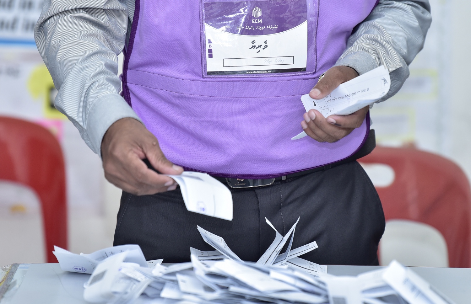 މާލެ: އޭޕްރިލް 6، 2019: ރައްޔިތުންގެ މަޖިލިސް އިންތިހާބުގައި ވޯޓުލީ މަރުކަޒެއްގައި އޮފިޝަލަކު ވޯޓު ކަރުދާސްކޮޅު ގުނަނީ.-- ފޮޓޯ: ނިޝާން އަލީ /މިހާރު