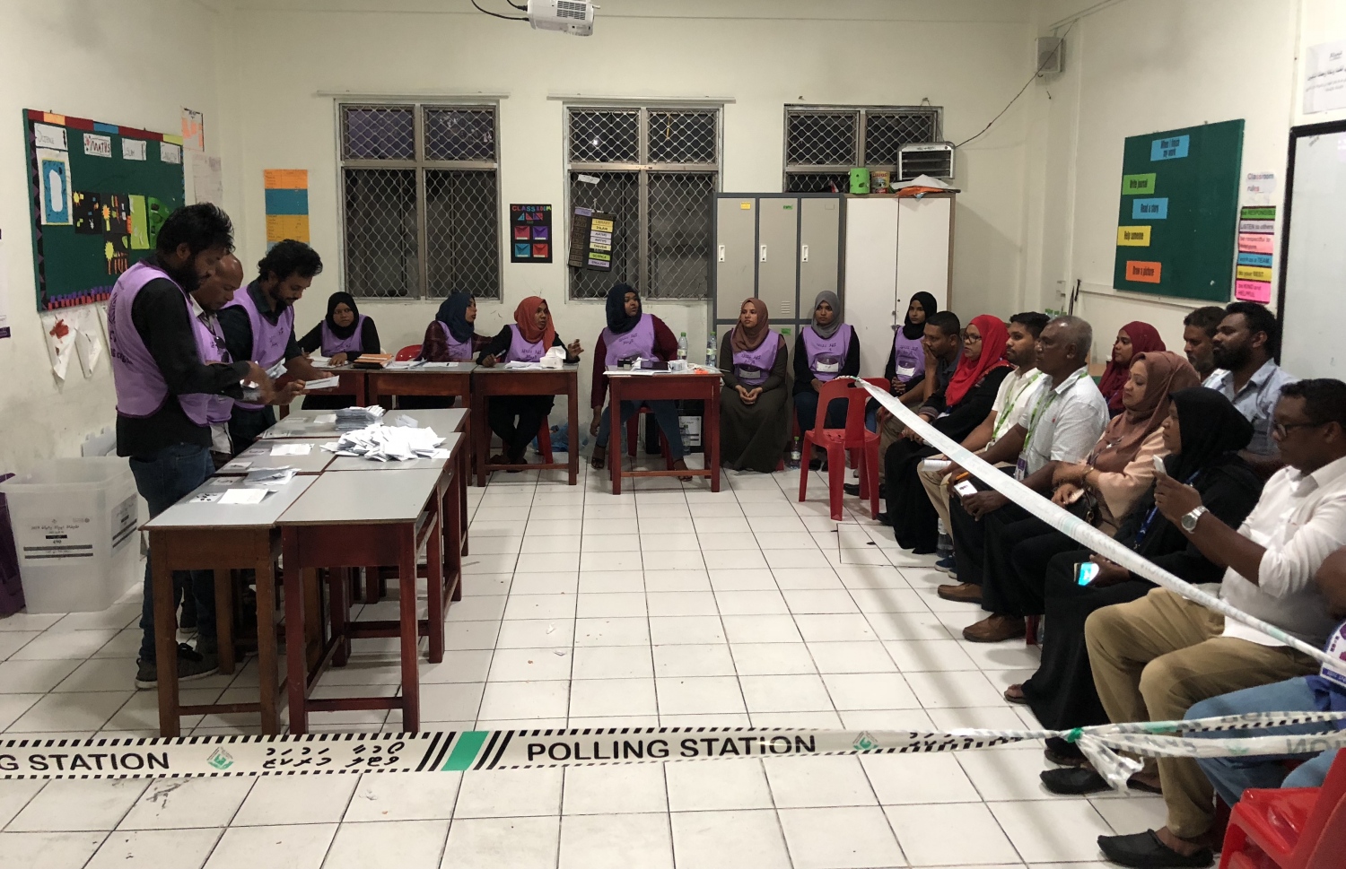 މާލެ: އޭޕްރިލް 6، 2019: ރައްޔިތުންގެ މަޖިލިސް އިންތިހާބުގައި ވޯޓުލީ މަރުކަޒެއްގައި އޮފިޝަލުން ވޯޓު ކަރުދާސްކޮޅު ގުނަނީ.-- ފޮޓޯ: ނިޝާން އަލީ /މިހާރު