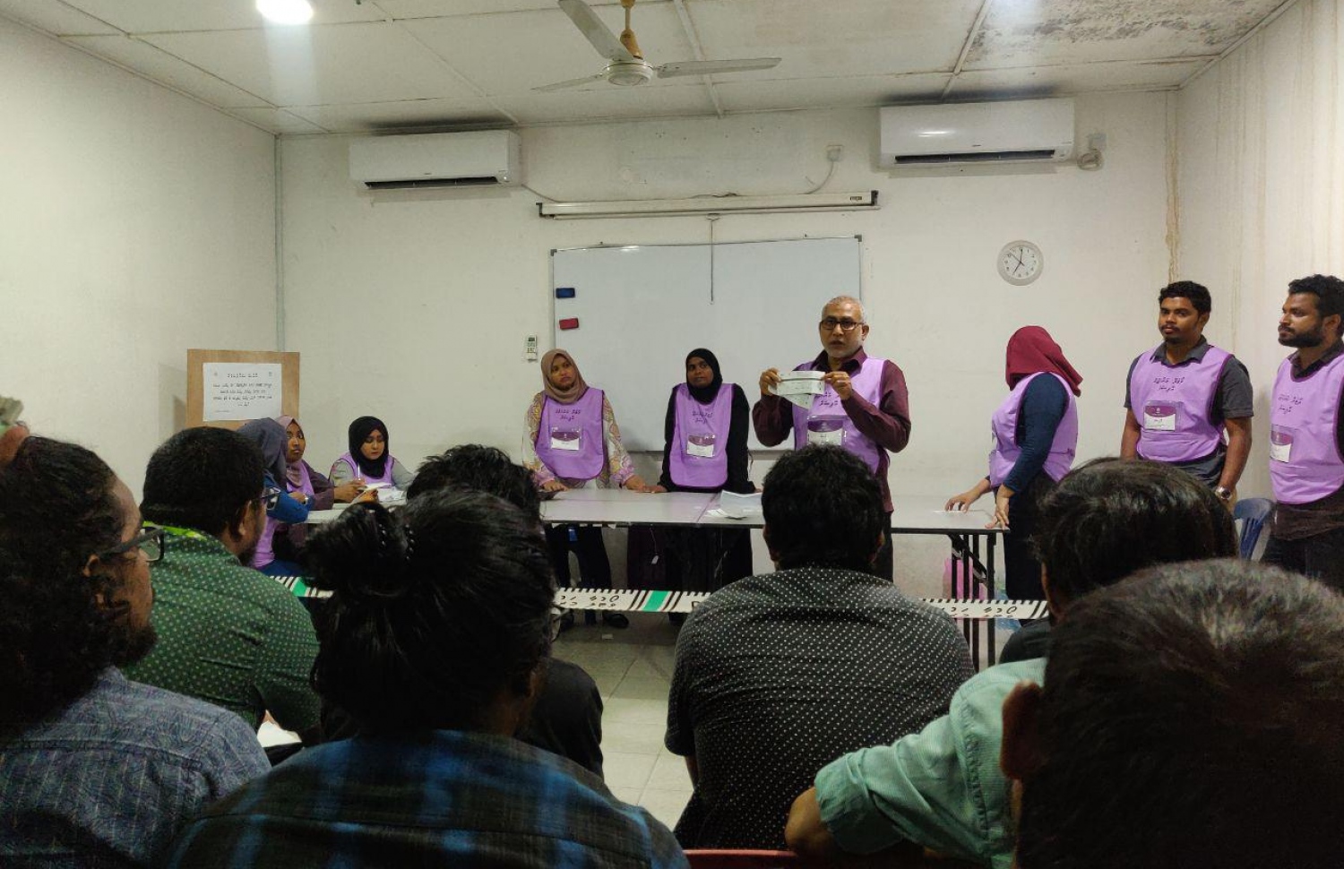 މާލެ: އޭޕްރިލް 6، 2019: ރައްޔިތުންގެ މަޖިލިސް އިންތިހާބުގައި ވޯޓުލީ މަރުކަޒެއްގައި އޮފިޝަލުން ވޯޓު ކަރުދާސްކޮޅު ގުނަނީ.-- ފޮޓޯ: އާސިމާ ނިޒާރު /މިހާރު